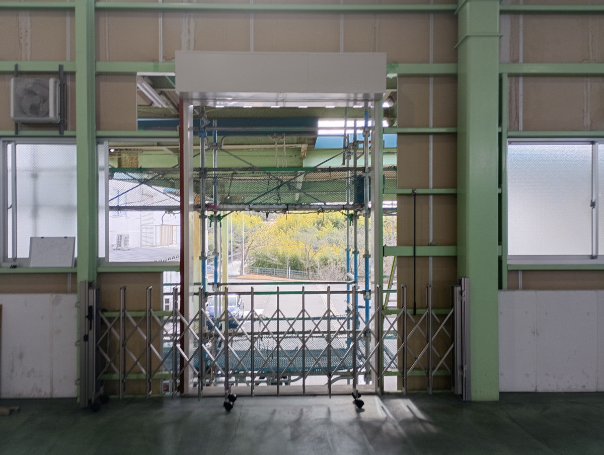 小島硝子の倉庫２階の外壁を部分撤去して、開口部に軽量手動ｼｬｯﾀｰと伸縮門扉を設置。の施工後の写真1