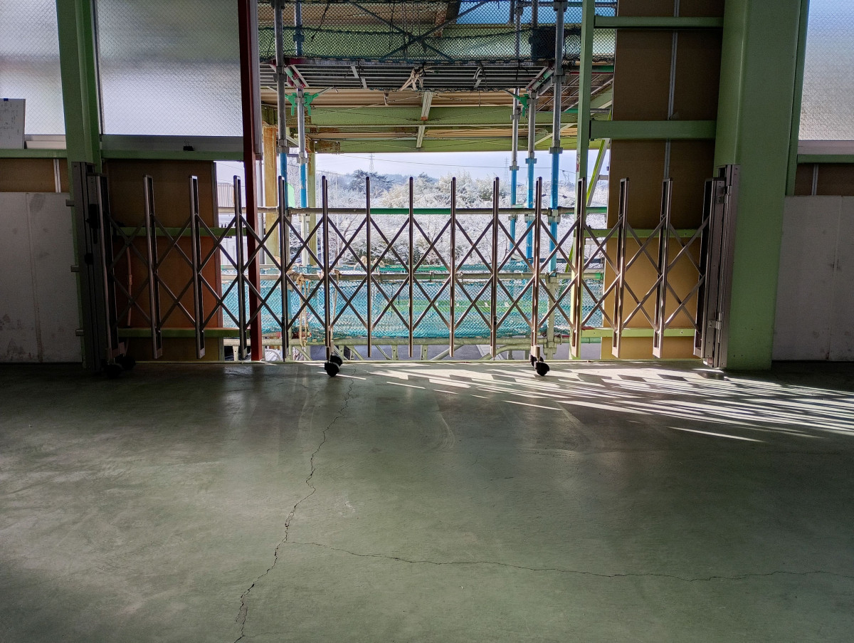 小島硝子の倉庫２階の外壁を部分撤去して、開口部に軽量手動ｼｬｯﾀｰと伸縮門扉を設置。の施工後の写真3