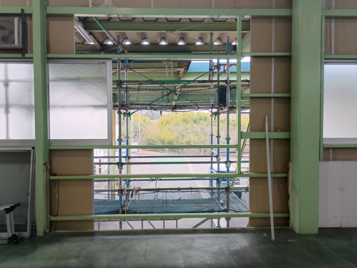 小島硝子の倉庫２階の外壁を部分撤去して、開口部に軽量手動ｼｬｯﾀｰと伸縮門扉を設置。の施工前の写真1