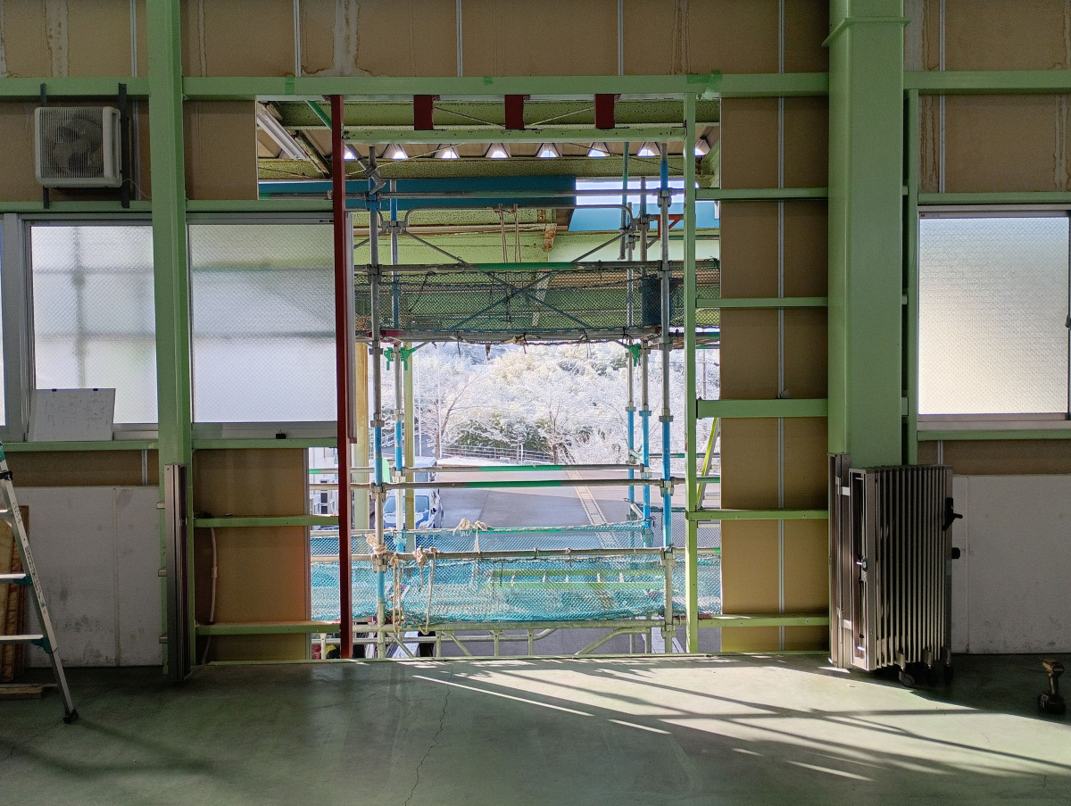 小島硝子の倉庫２階の外壁を部分撤去して、開口部に軽量手動ｼｬｯﾀｰと伸縮門扉を設置。の施工前の写真2