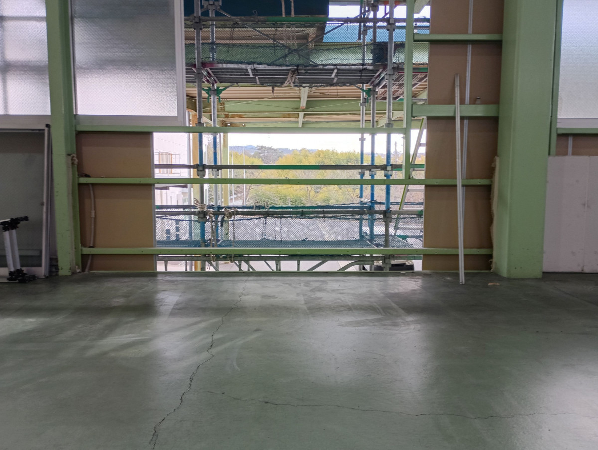 小島硝子の倉庫２階の外壁を部分撤去して、開口部に軽量手動ｼｬｯﾀｰと伸縮門扉を設置。の施工前の写真3