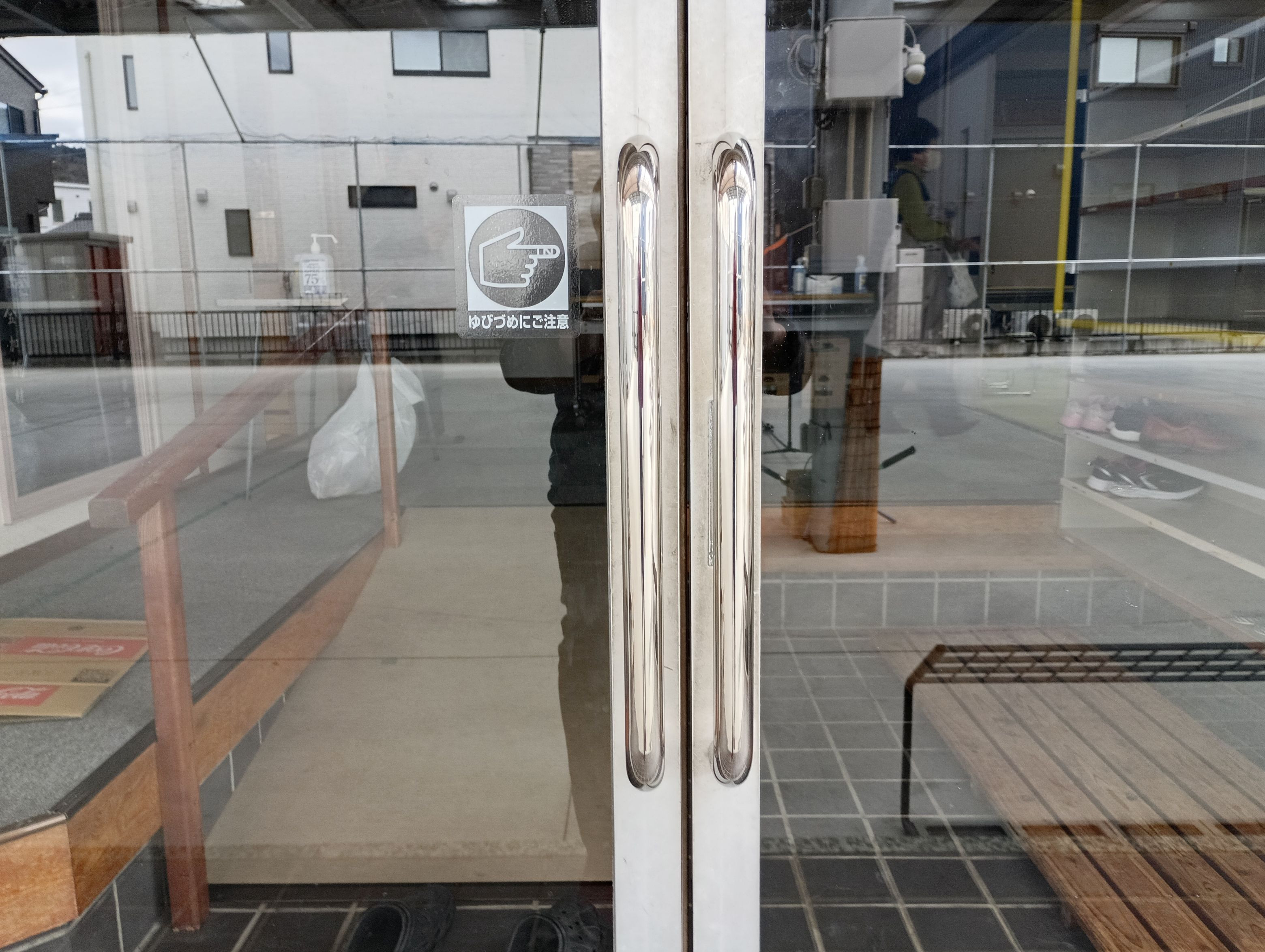 小島硝子の重くて開閉操作が困難な玄関引戸の修理。の施工後の写真1