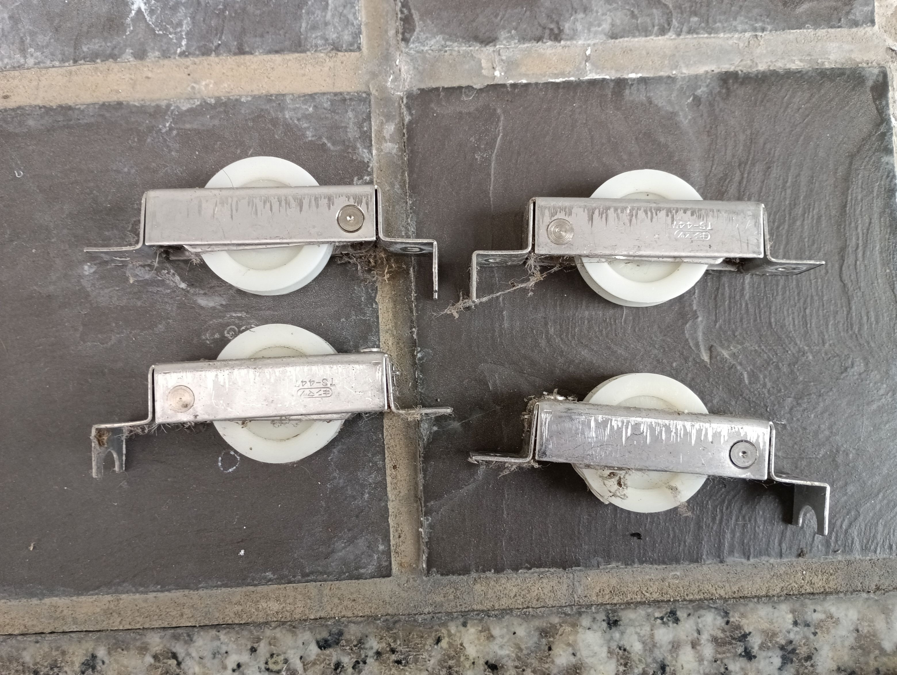 小島硝子の重くて開閉操作が困難な玄関引戸の修理。の施工前の写真3