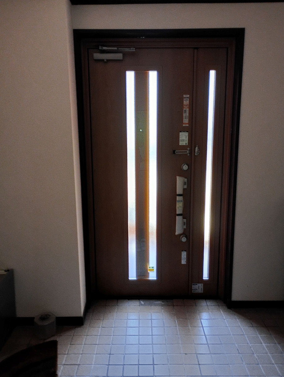 小島硝子の老朽化したマンションの玄関ドアを、カバー工法で取替。の施工後の写真2