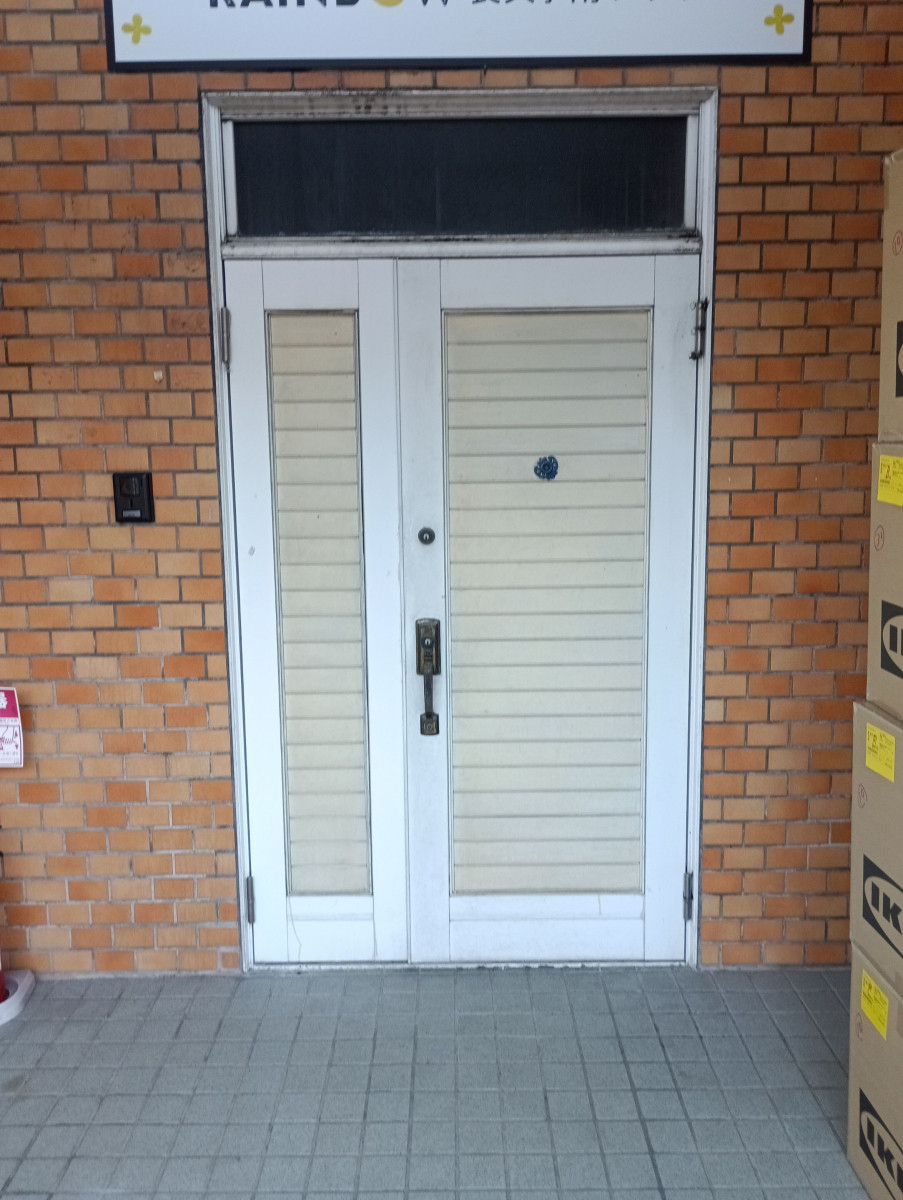 小島硝子の老朽化したマンションの玄関ドアを、カバー工法で取替。の施工前の写真1