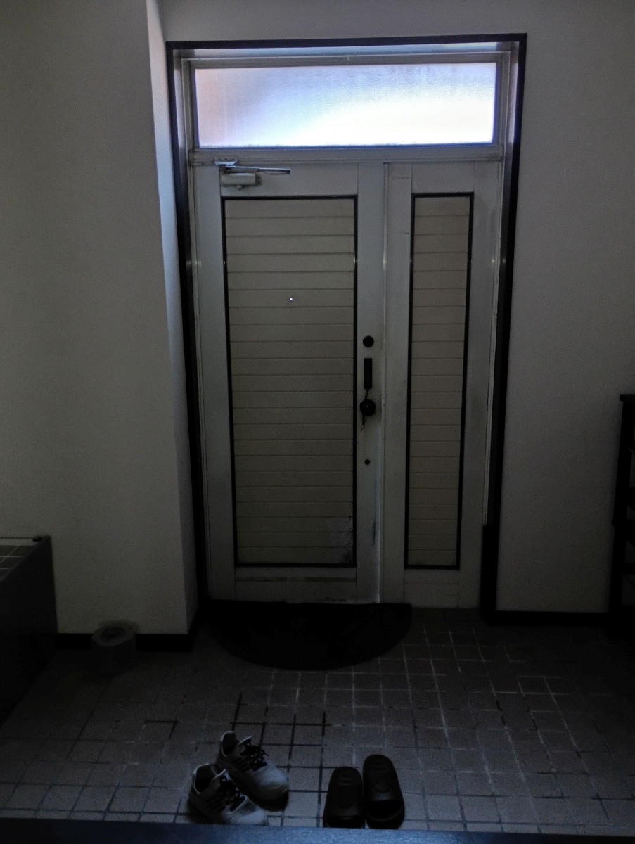 小島硝子の老朽化したマンションの玄関ドアを、カバー工法で取替。の施工前の写真2