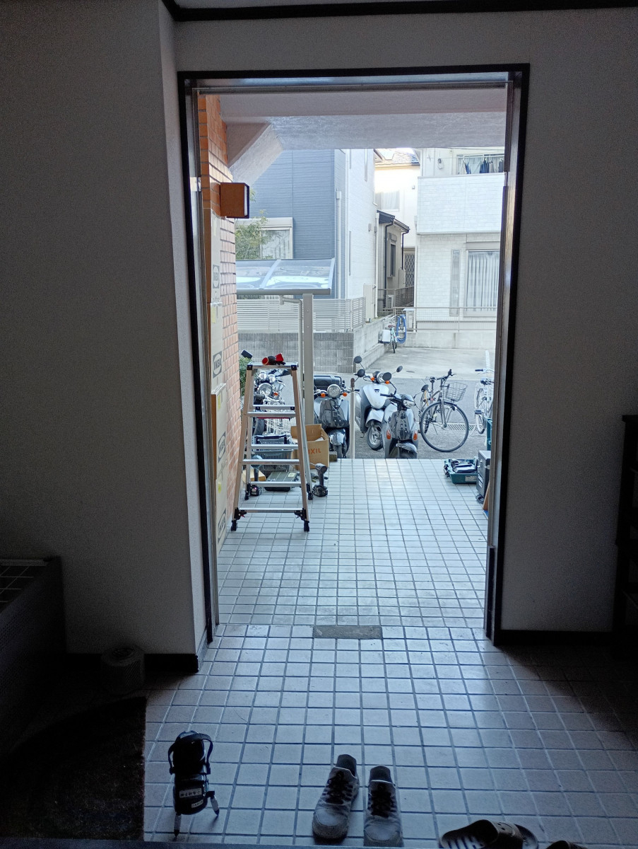 小島硝子の老朽化したマンションの玄関ドアを、カバー工法で取替。の施工前の写真3