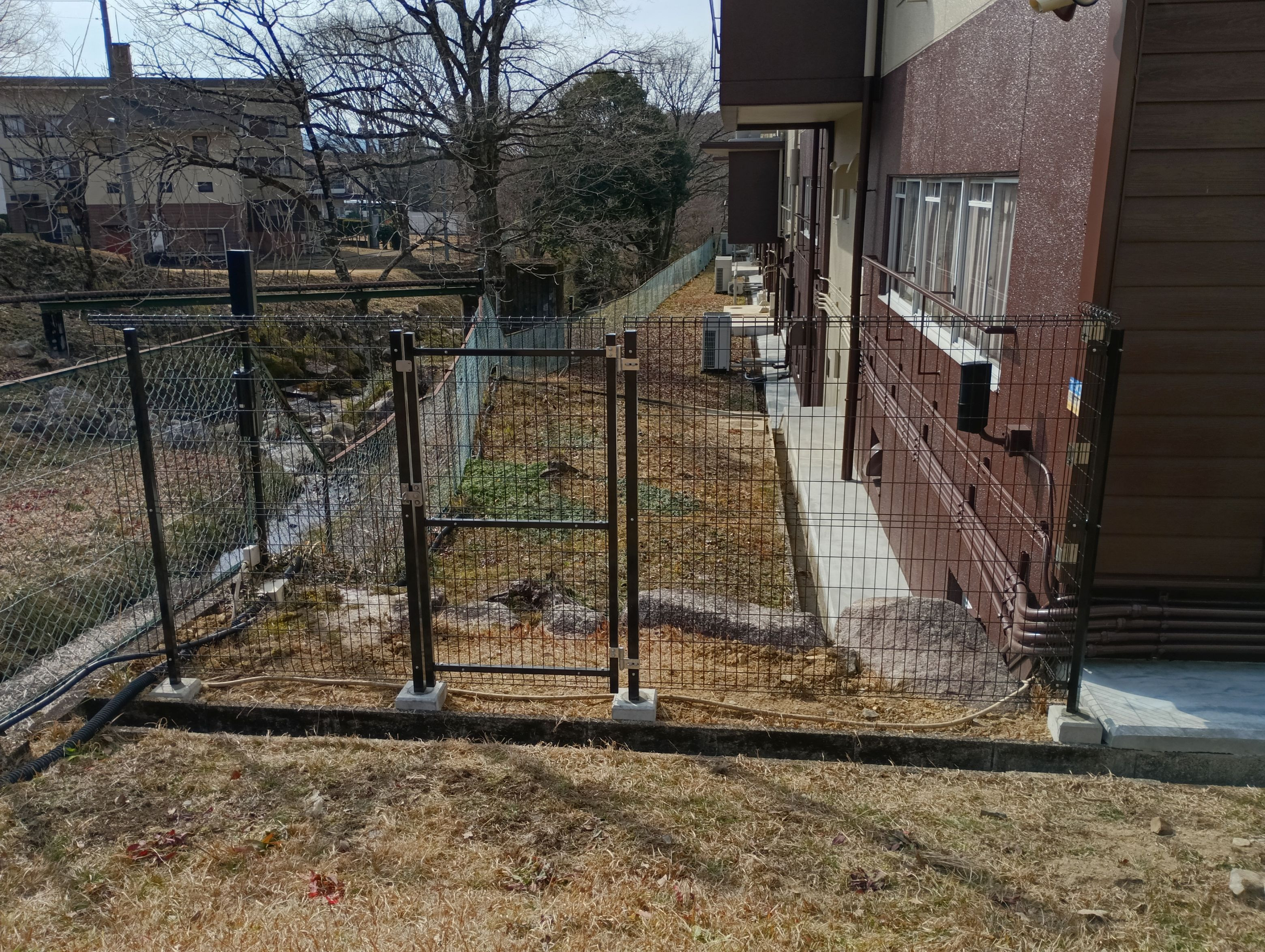 小島硝子の防犯対策にメッシュフェンスを設置。の施工後の写真1