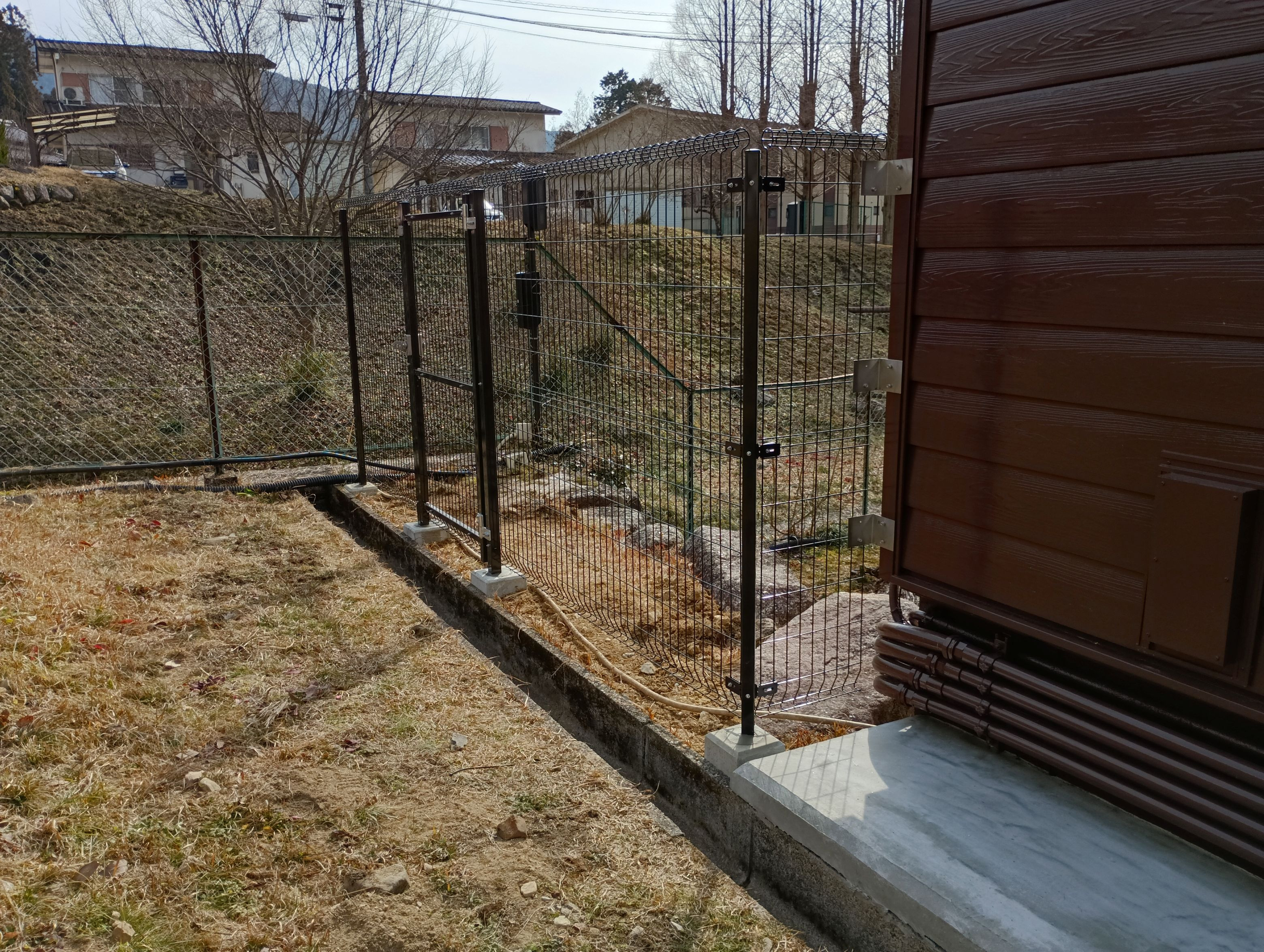 小島硝子の防犯対策にメッシュフェンスを設置。の施工後の写真2