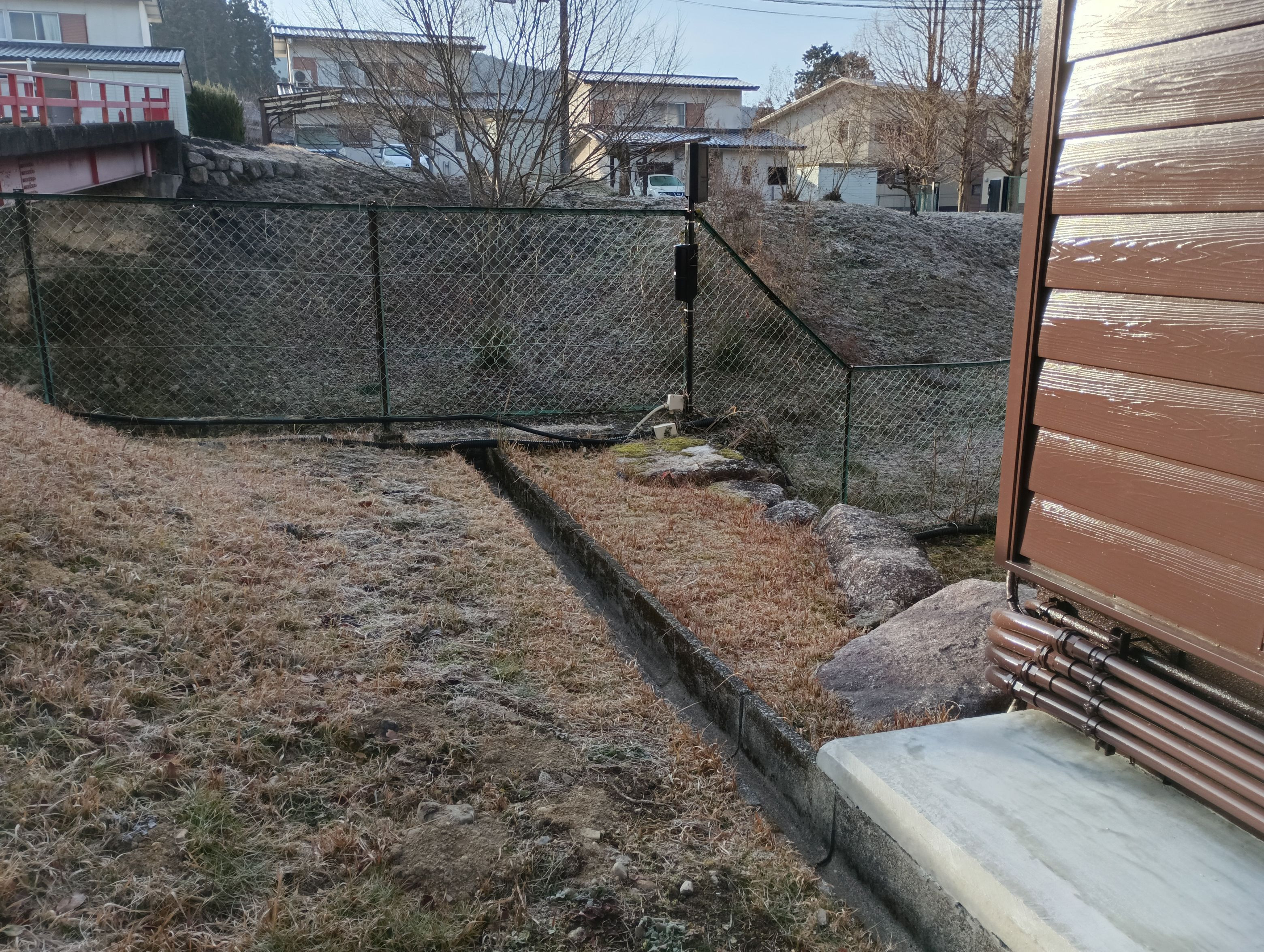 小島硝子の防犯対策にメッシュフェンスを設置。の施工前の写真2