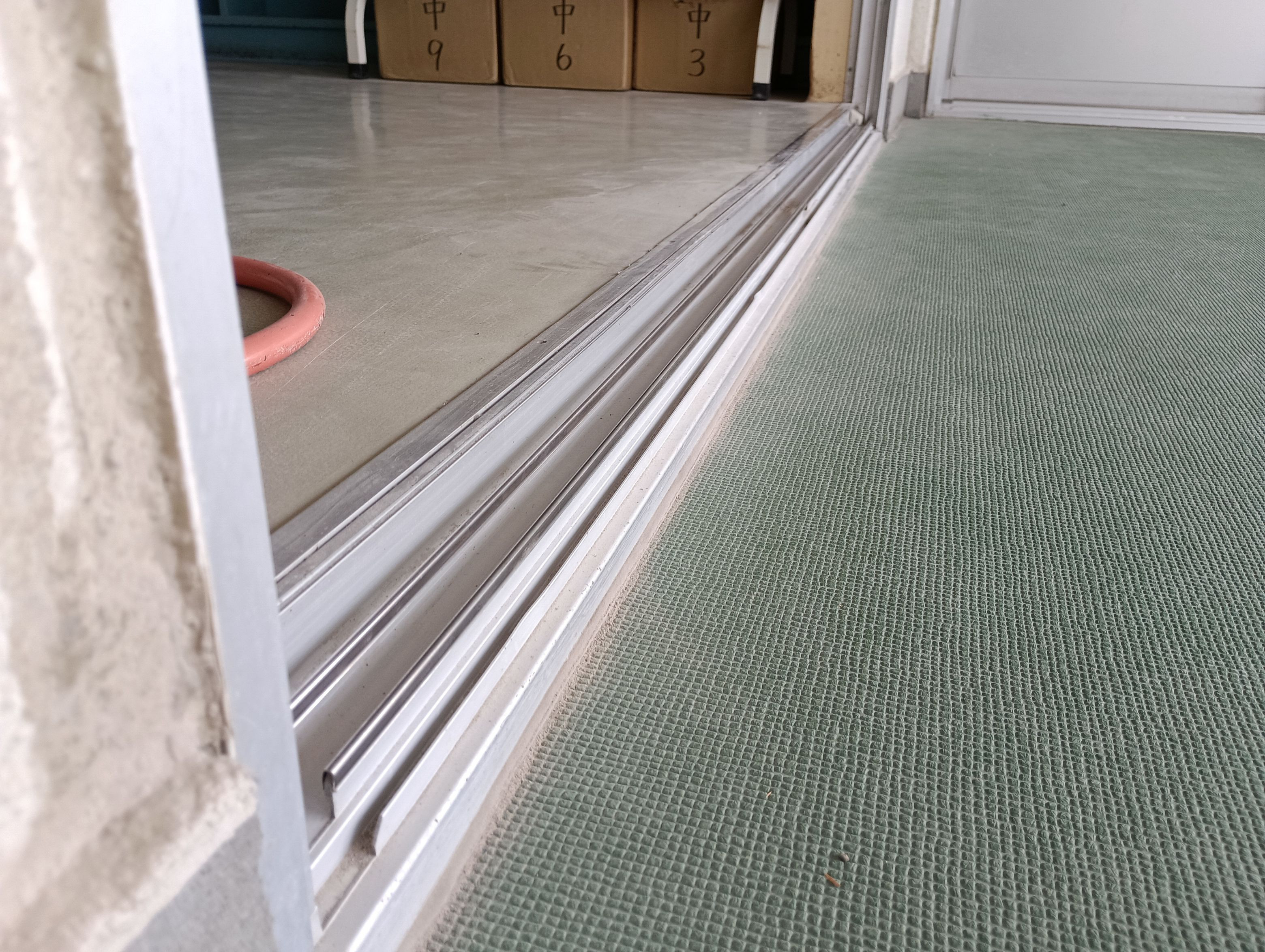 小島硝子の引違戸の下レールに、ステンレス製のオーバーレールを設置。の施工後の写真2