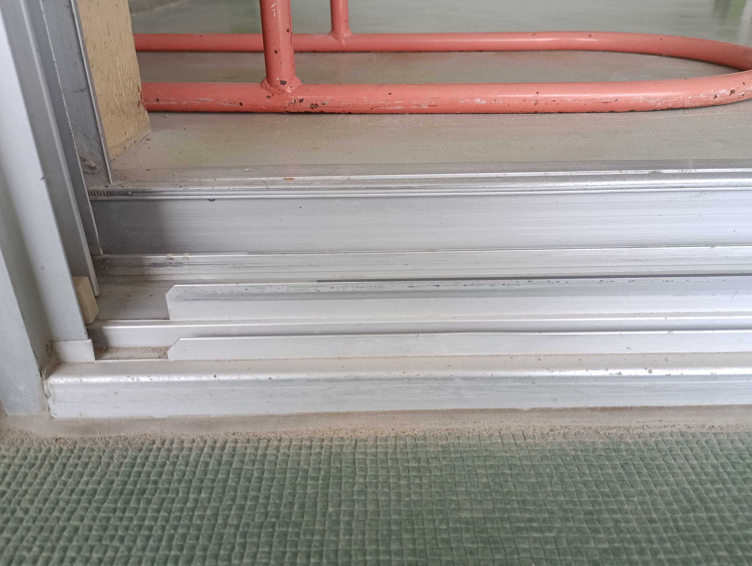 小島硝子の引違戸の下レールに、ステンレス製のオーバーレールを設置。の施工前の写真1