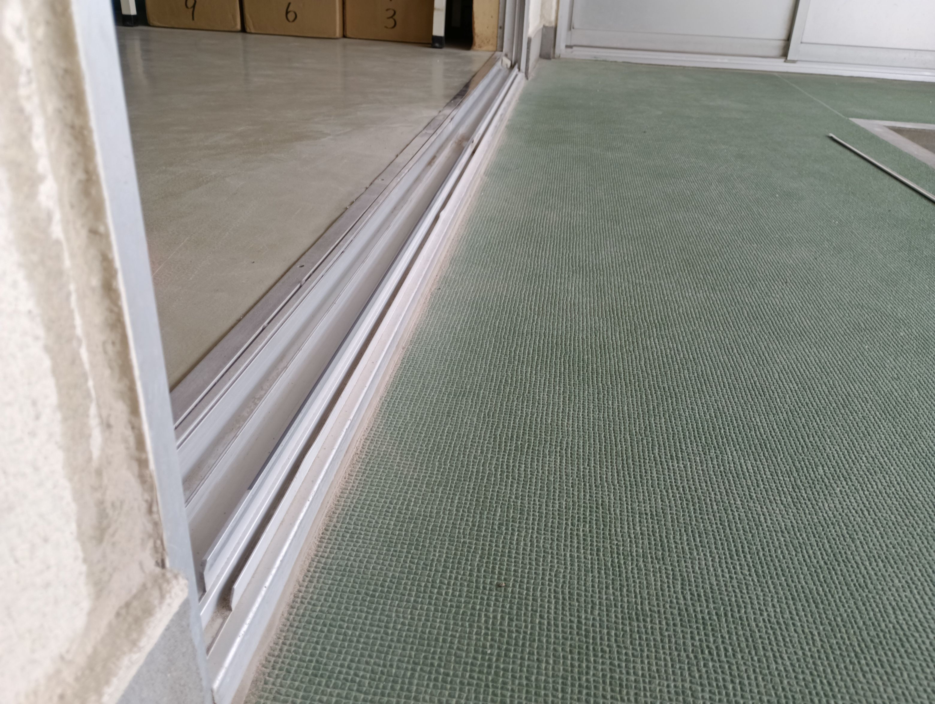 小島硝子の引違戸の下レールに、ステンレス製のオーバーレールを設置。の施工前の写真2