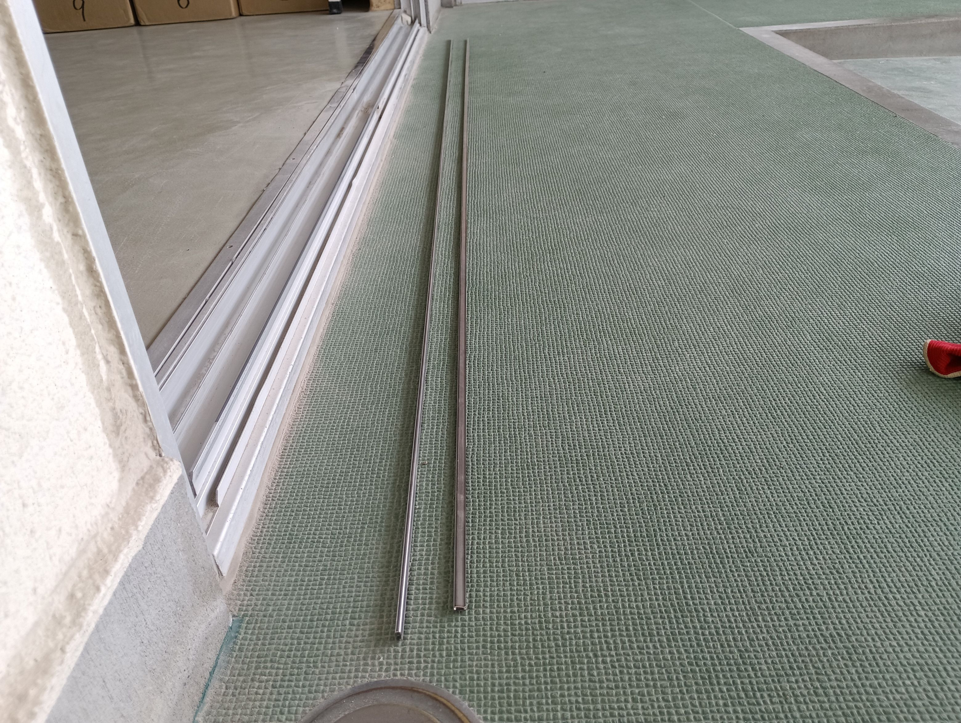 小島硝子の引違戸の下レールに、ステンレス製のオーバーレールを設置。の施工前の写真3