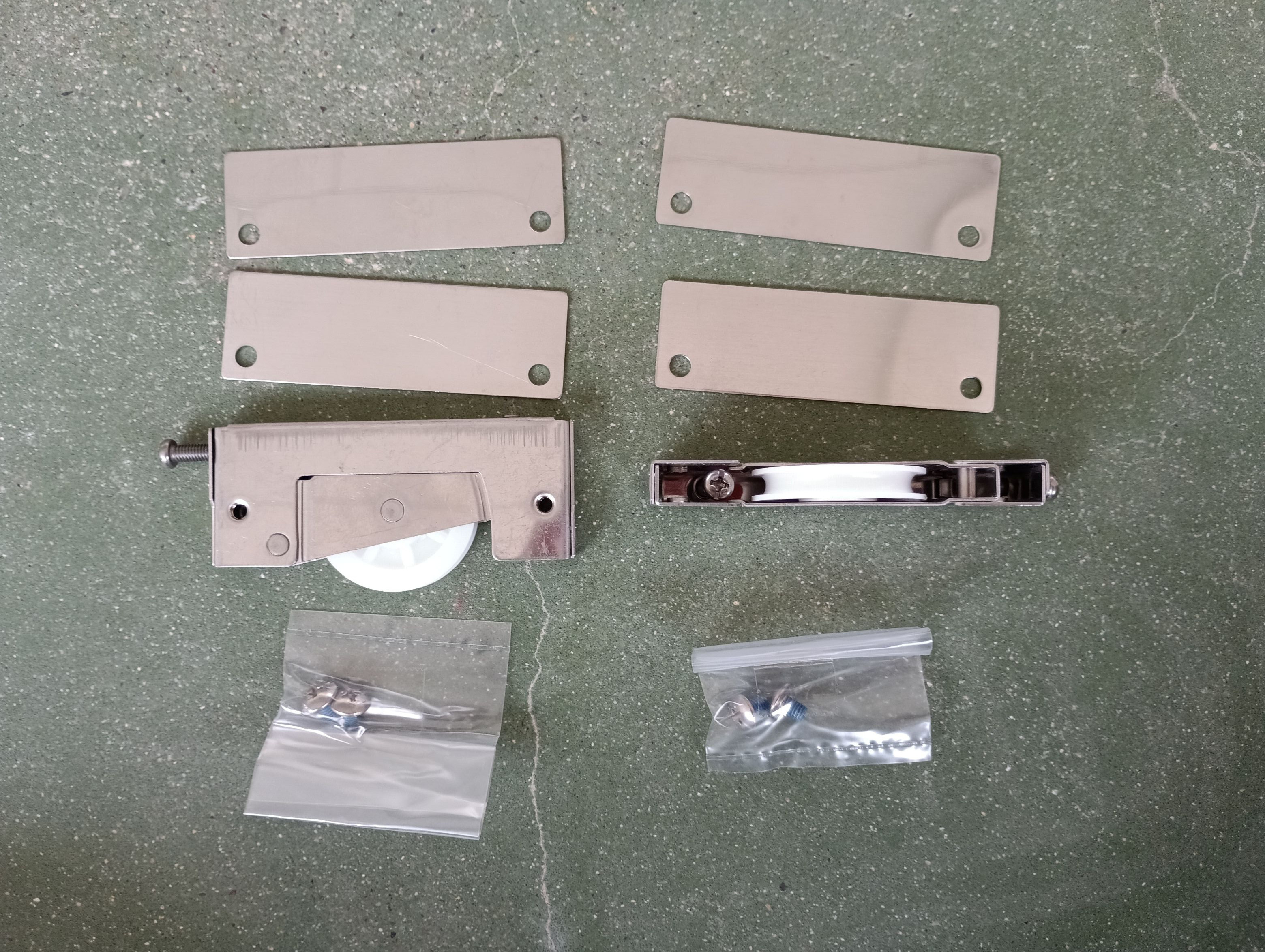 小島硝子の古くなり開閉操作が重くなった戸車を交換工事。の施工後の写真1