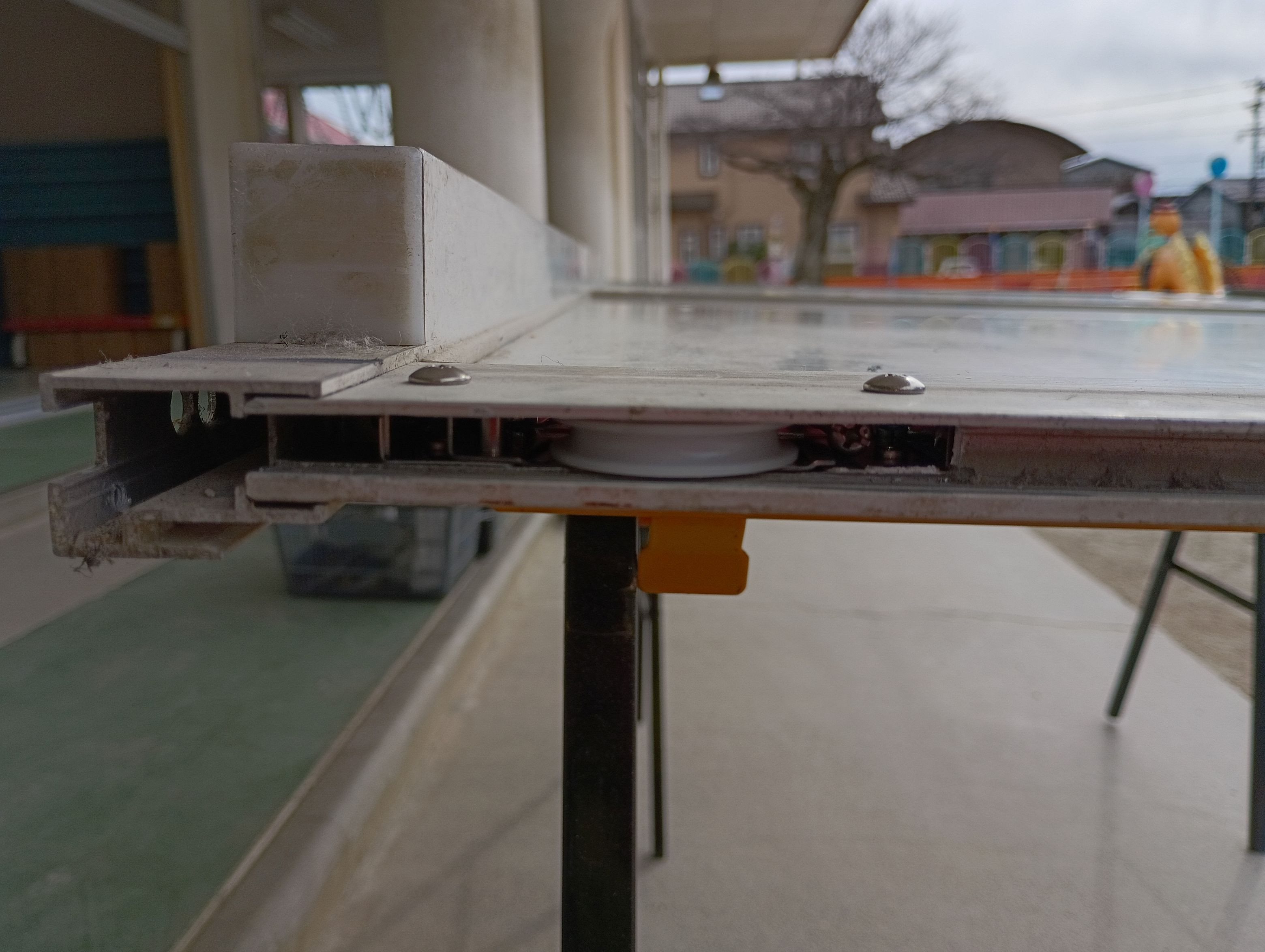 小島硝子の古くなり開閉操作が重くなった戸車を交換工事。の施工後の写真2