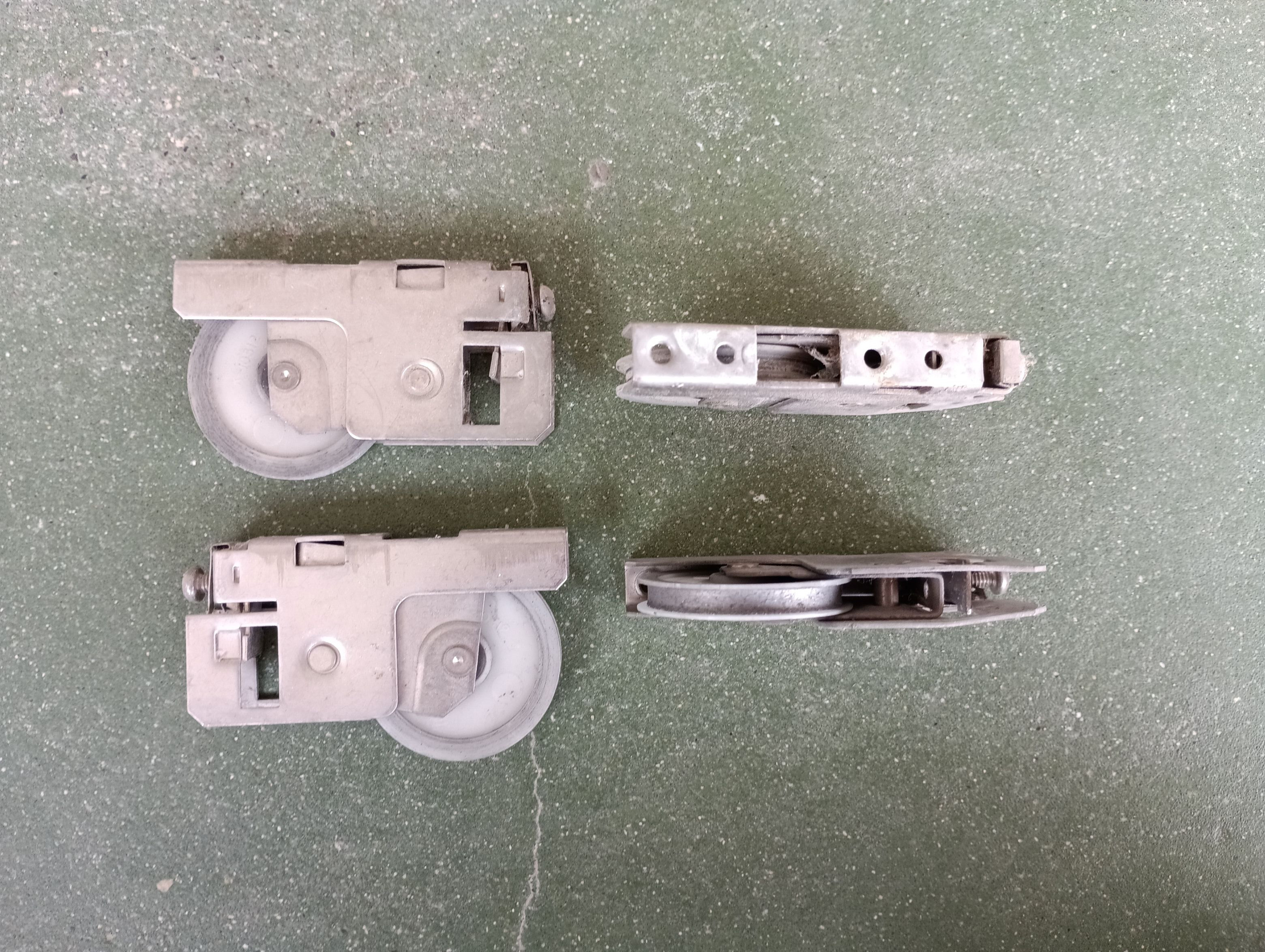 小島硝子の古くなり開閉操作が重くなった戸車を交換工事。の施工前の写真1