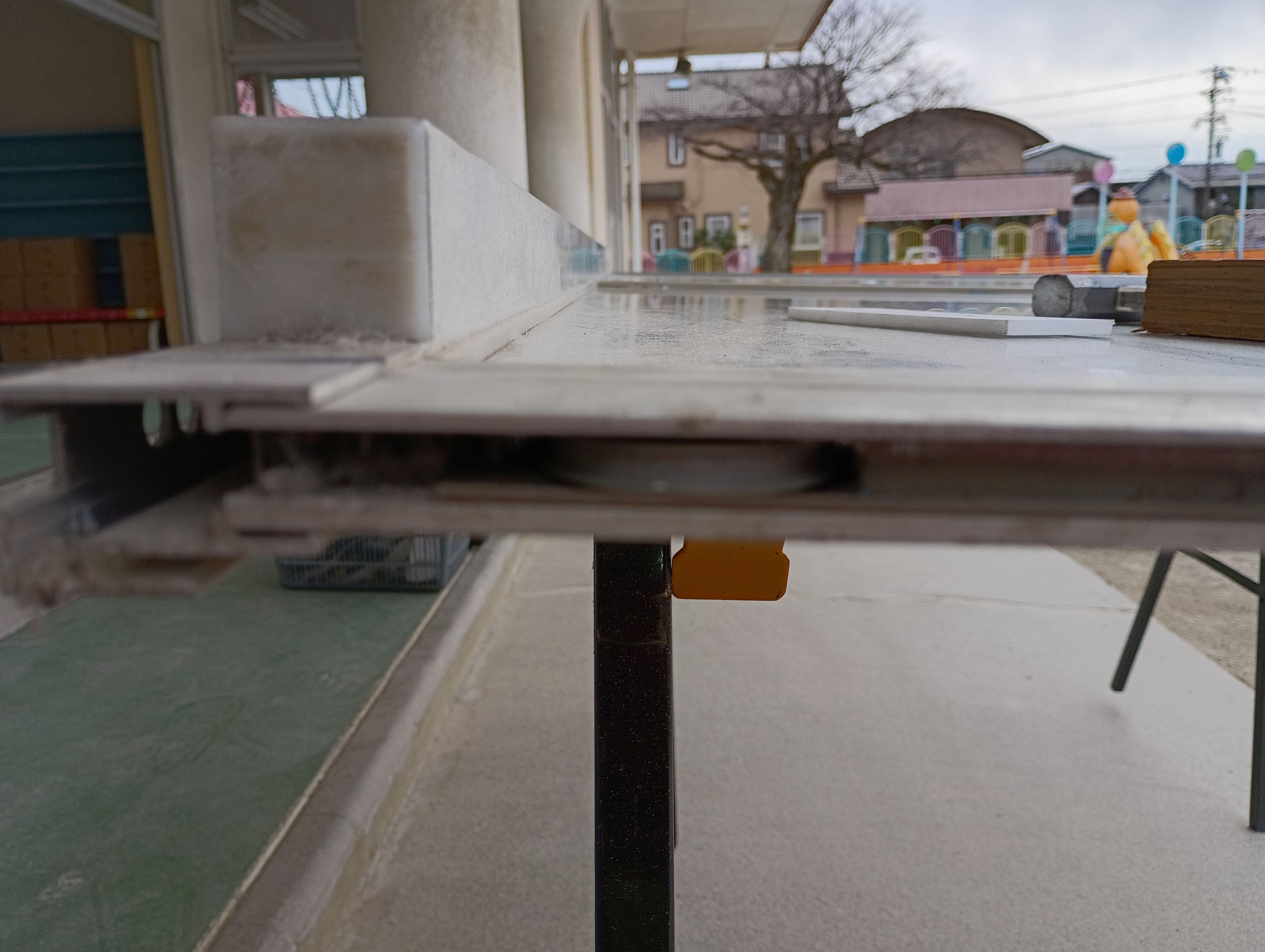 小島硝子の古くなり開閉操作が重くなった戸車を交換工事。の施工前の写真2