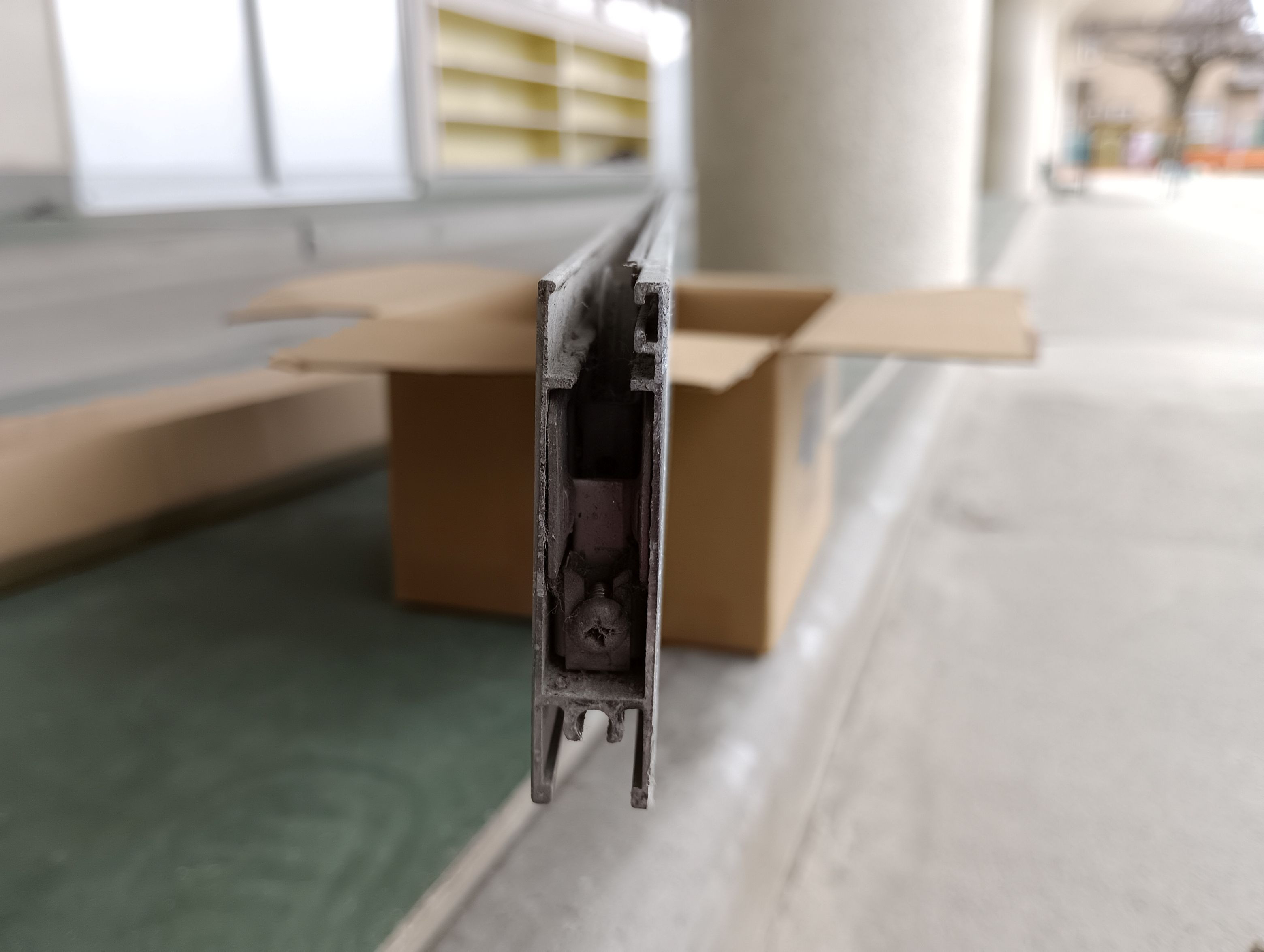 小島硝子の古くなり開閉操作が重くなった戸車を交換工事。の施工前の写真3