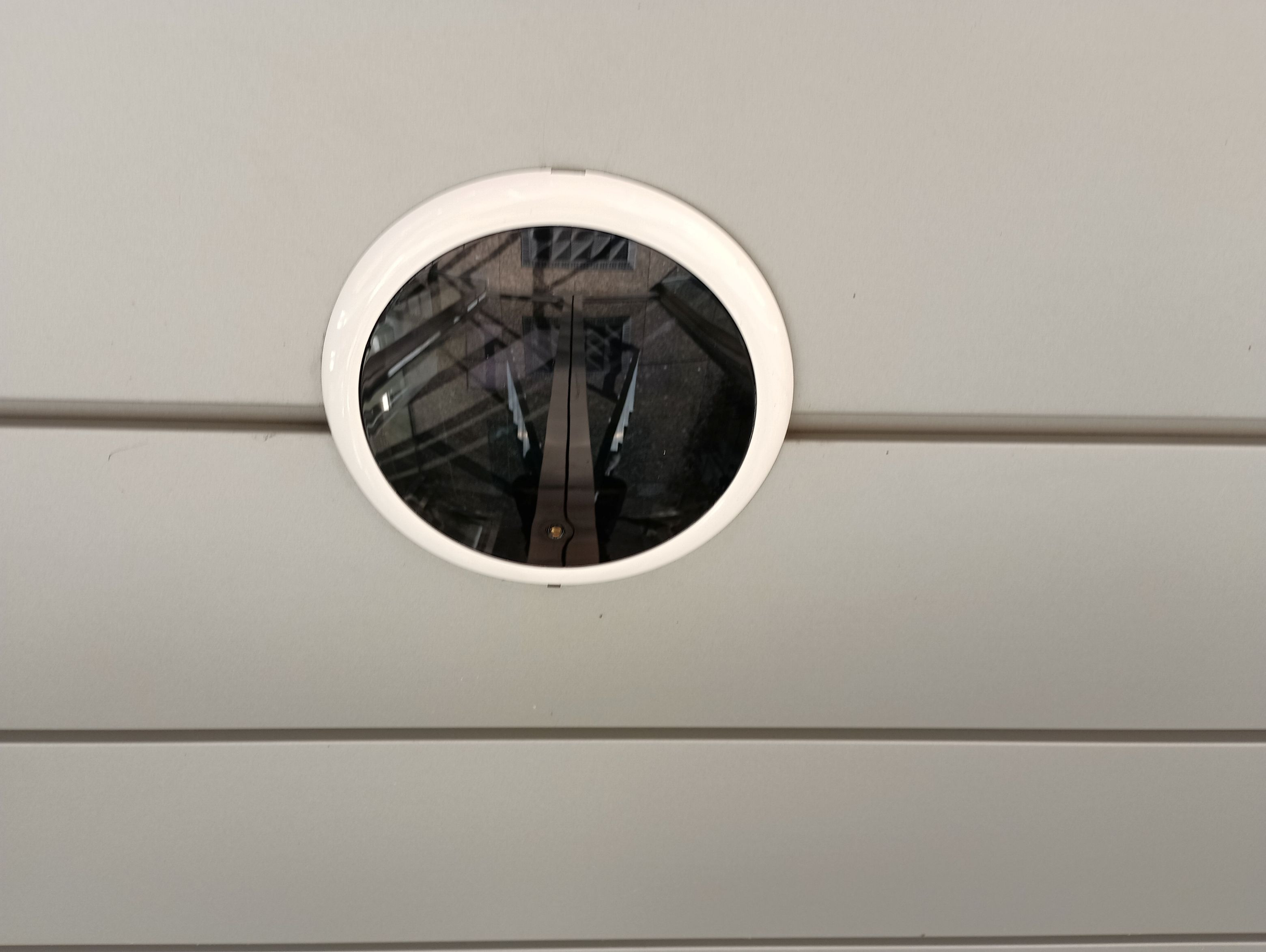 小島硝子の雨水の侵入により、故障した自動ドアセンサーを交換工事。の施工後の写真1