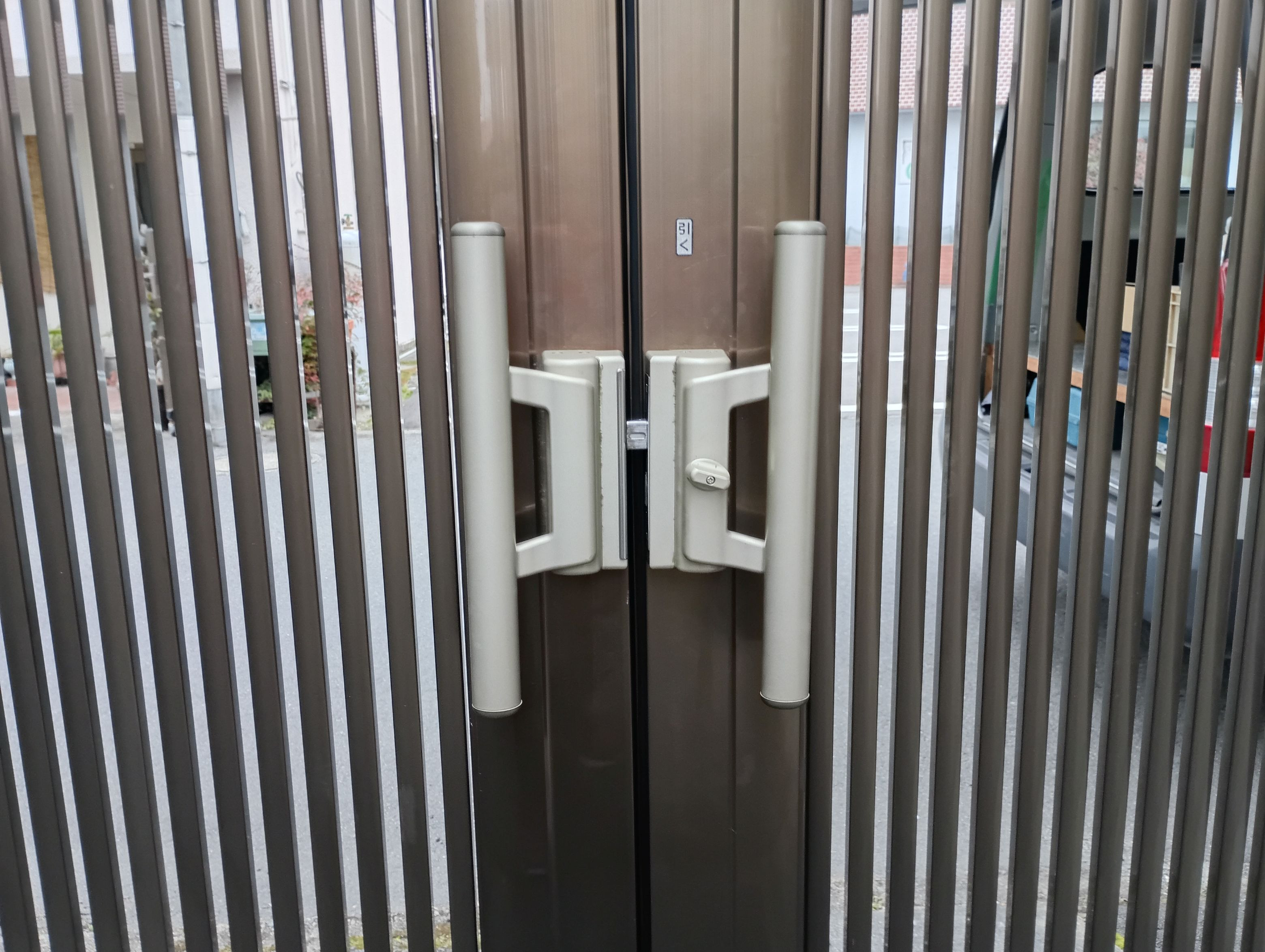 小島硝子の施錠ができなくなった門扉錠の交換工事。の施工前の写真2