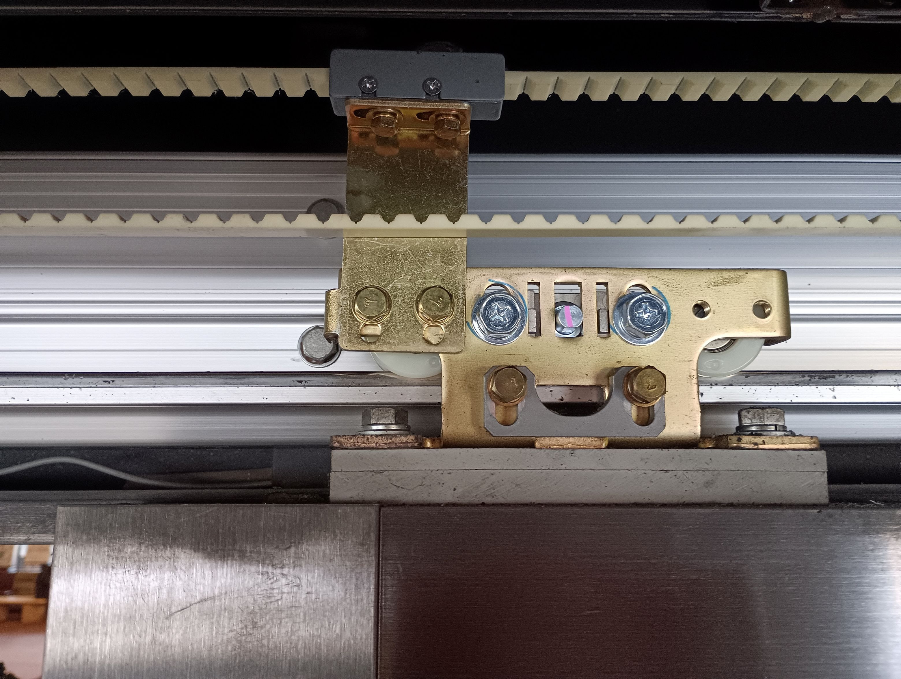 小島硝子の劣化した自動ﾄﾞｱの吊り車を交換工事。の施工後の写真1