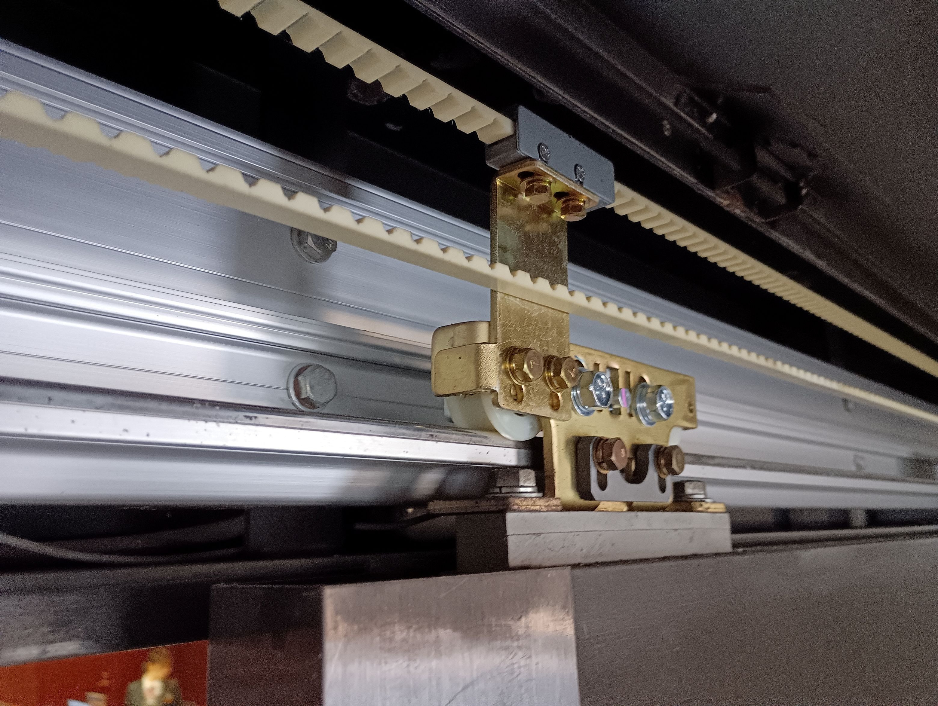 小島硝子の劣化した自動ﾄﾞｱの吊り車を交換工事。の施工後の写真2