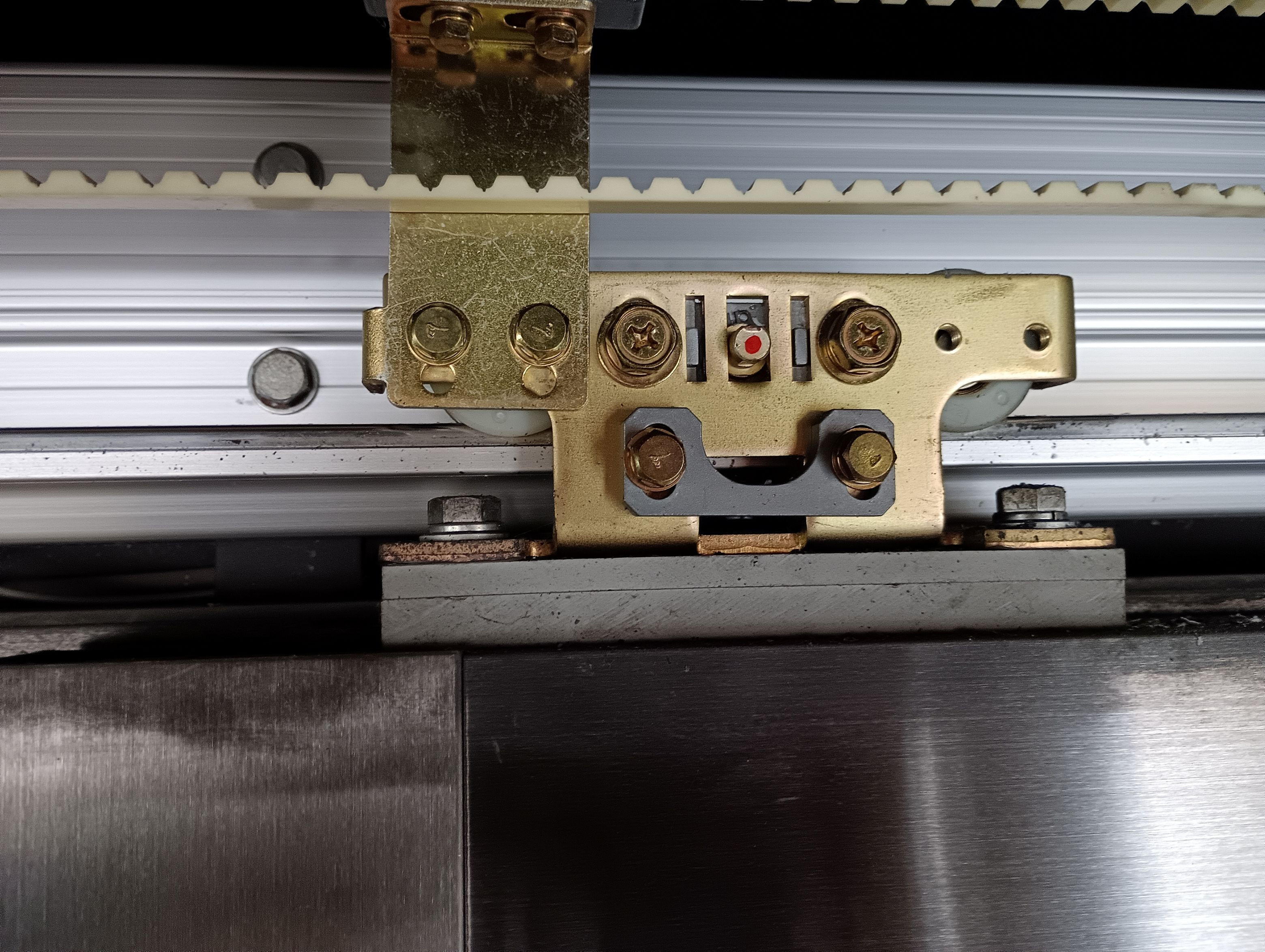 小島硝子の劣化した自動ﾄﾞｱの吊り車を交換工事。の施工前の写真1