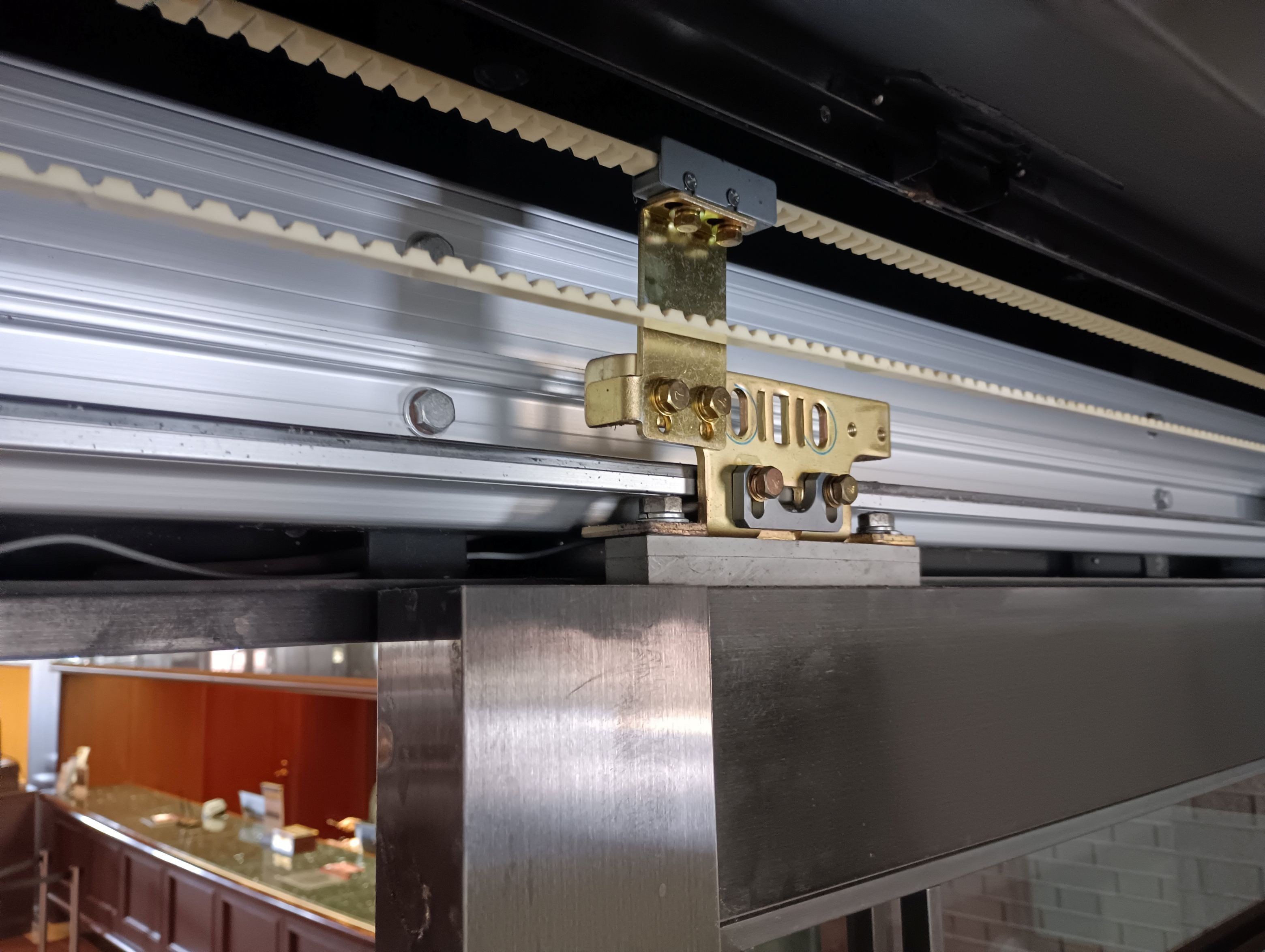 小島硝子の劣化した自動ﾄﾞｱの吊り車を交換工事。の施工前の写真3