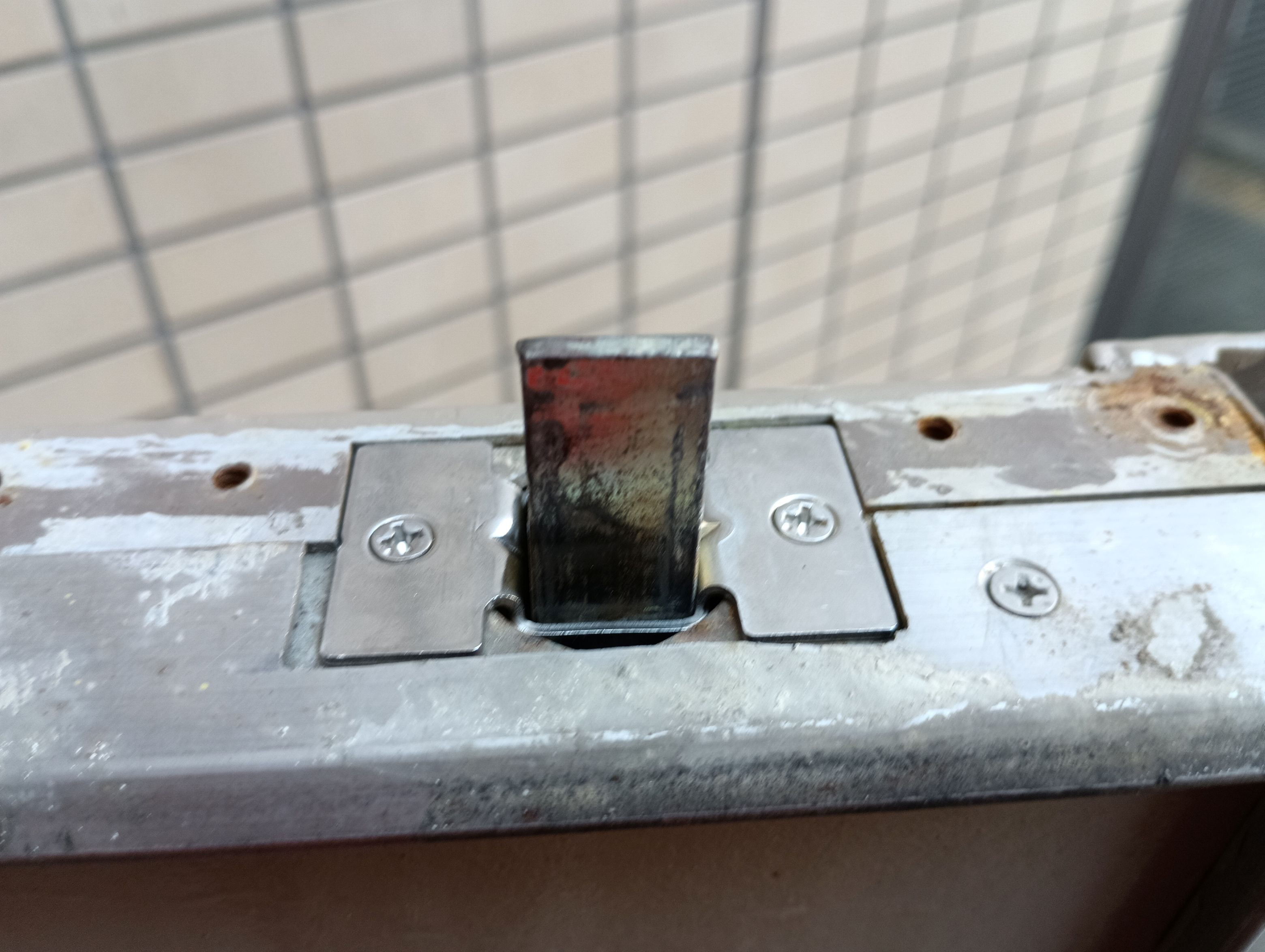 小島硝子のグレモンハンドル装置のロッド棒ガイドを取り換えて快適施錠。の施工後の写真2