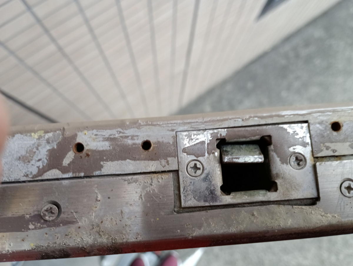 小島硝子のグレモンハンドル装置のロッド棒ガイドを取り換えて快適施錠。の施工前の写真1