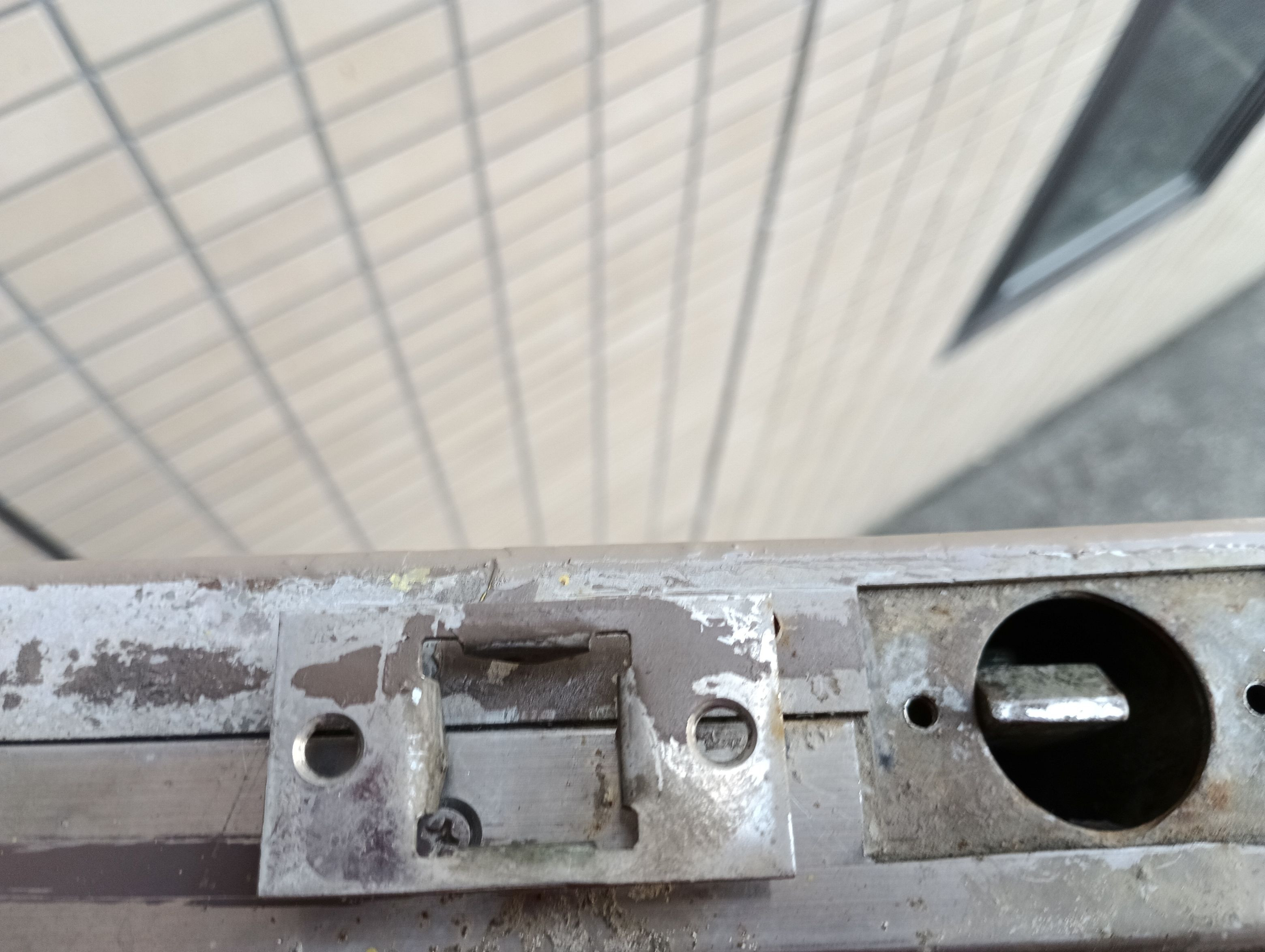 小島硝子のグレモンハンドル装置のロッド棒ガイドを取り換えて快適施錠。の施工前の写真2