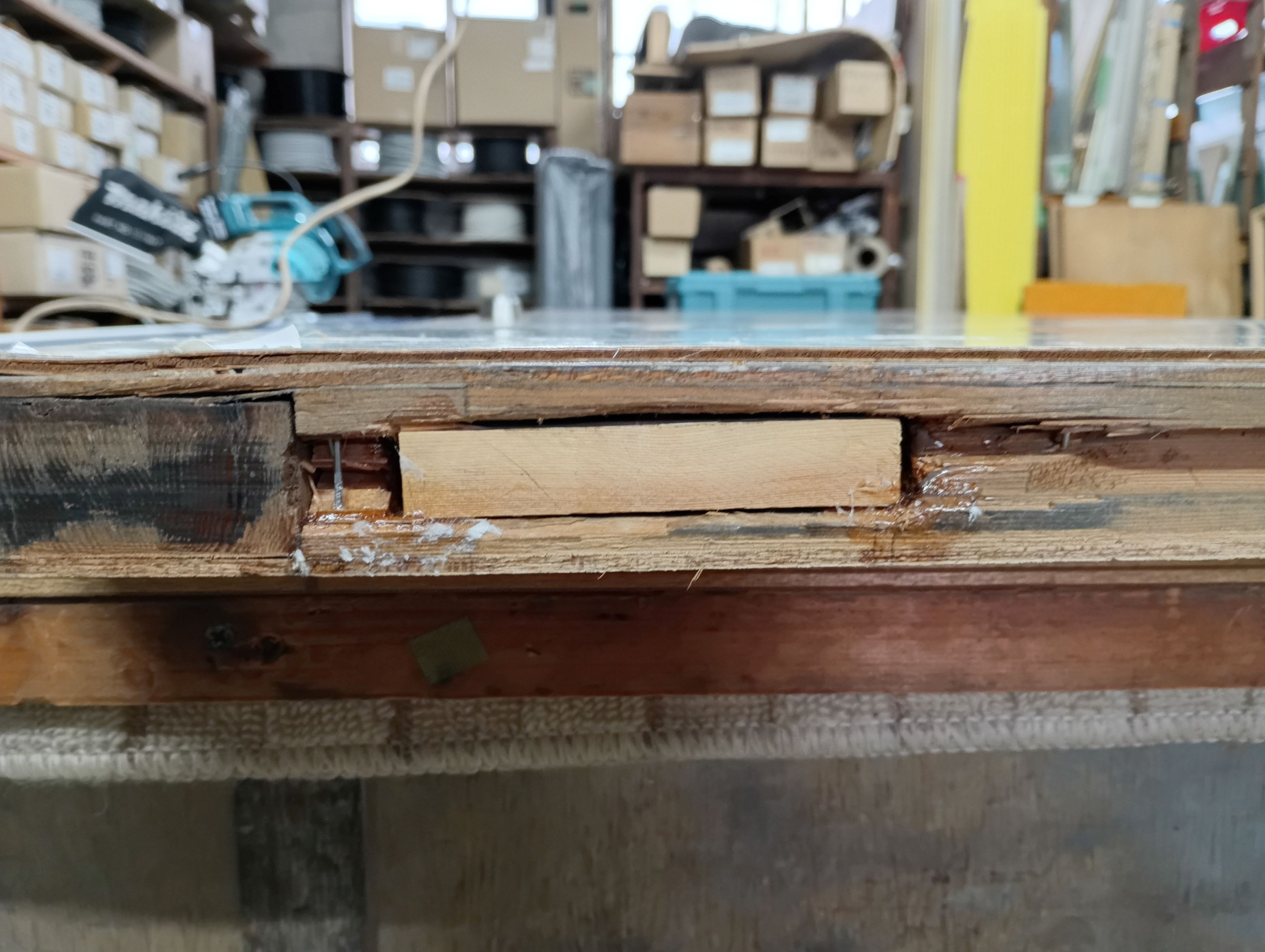 小島硝子の戸車の取付部分が破損した木製建具を修理の施工後の写真1