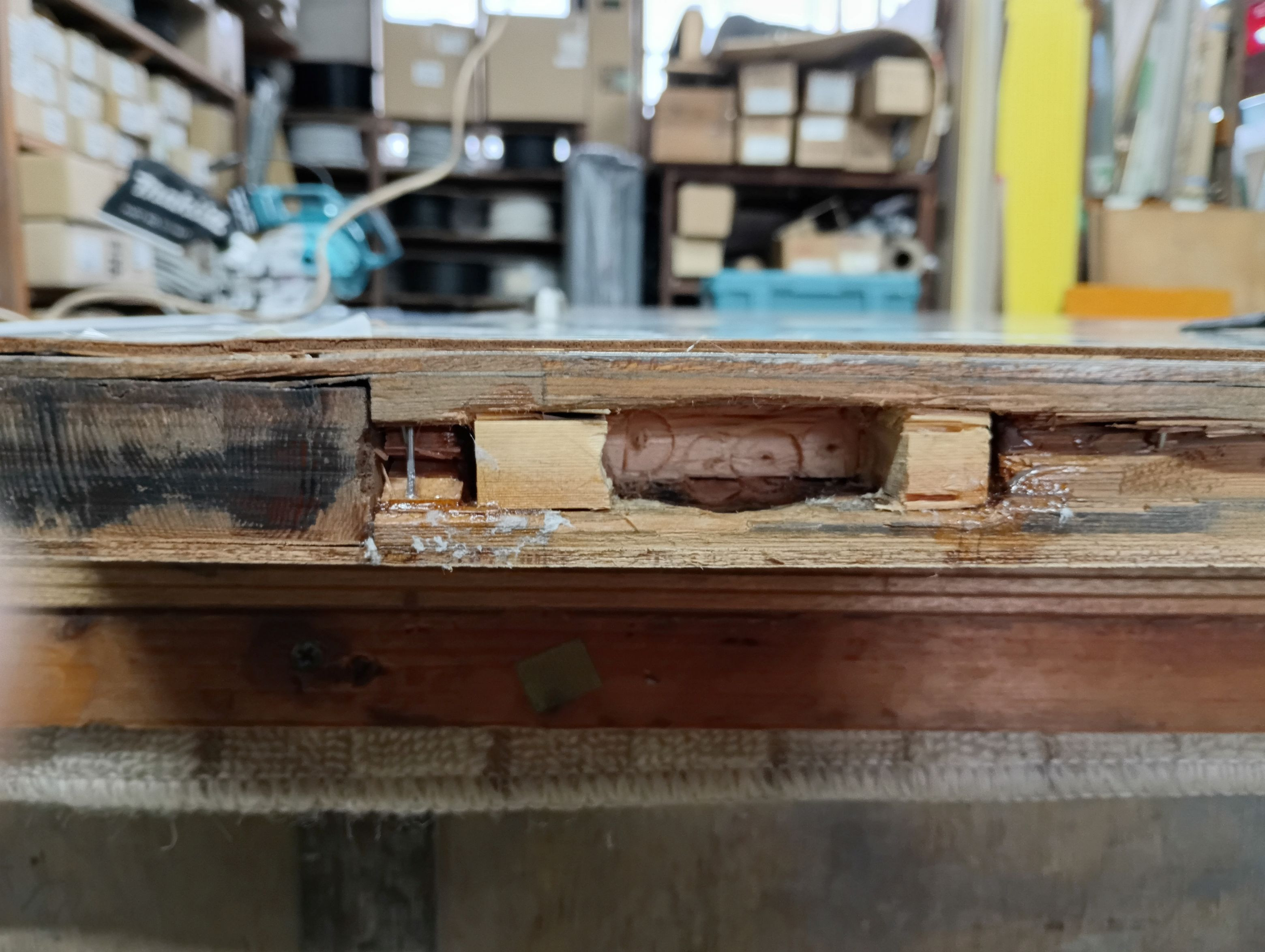 小島硝子の戸車の取付部分が破損した木製建具を修理の施工後の写真2