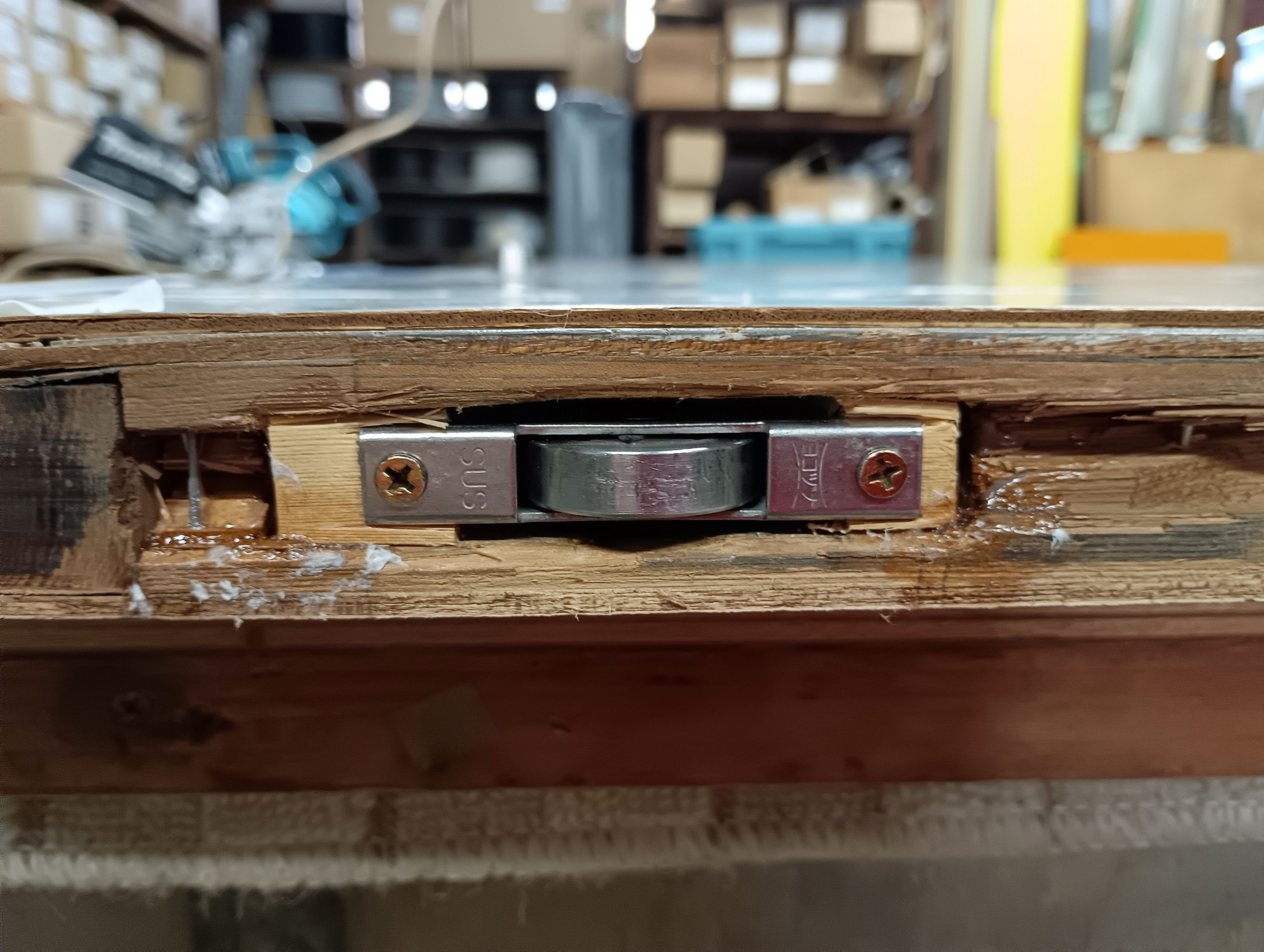 小島硝子の戸車の取付部分が破損した木製建具を修理の施工後の写真3