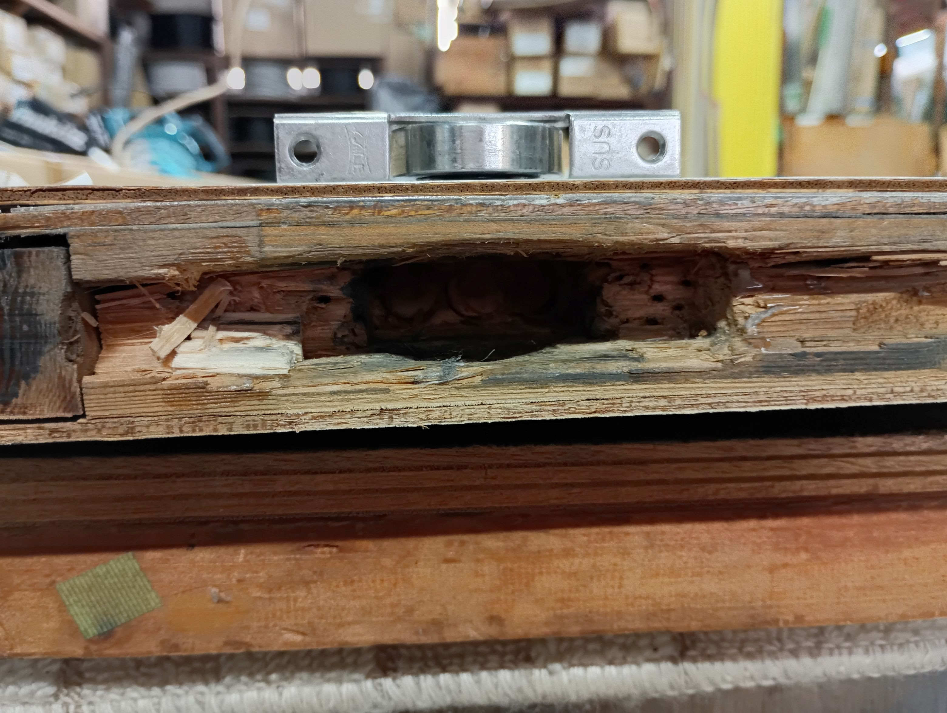 小島硝子の戸車の取付部分が破損した木製建具を修理の施工前の写真2