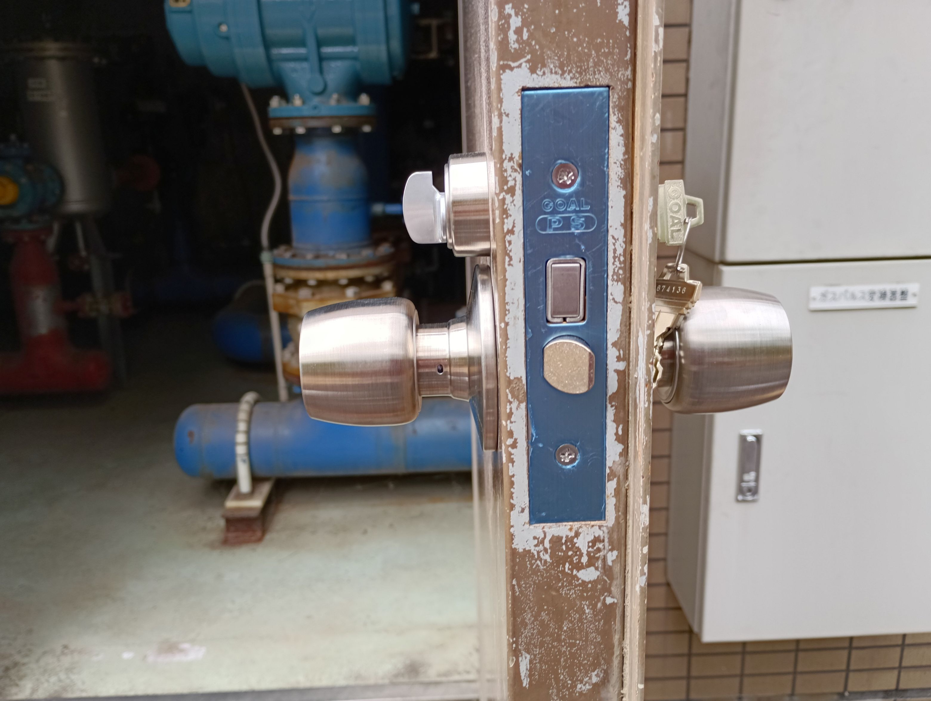 小島硝子の錆び付いてしまい施解錠ができなくなった鍵を交換工事。の施工後の写真2