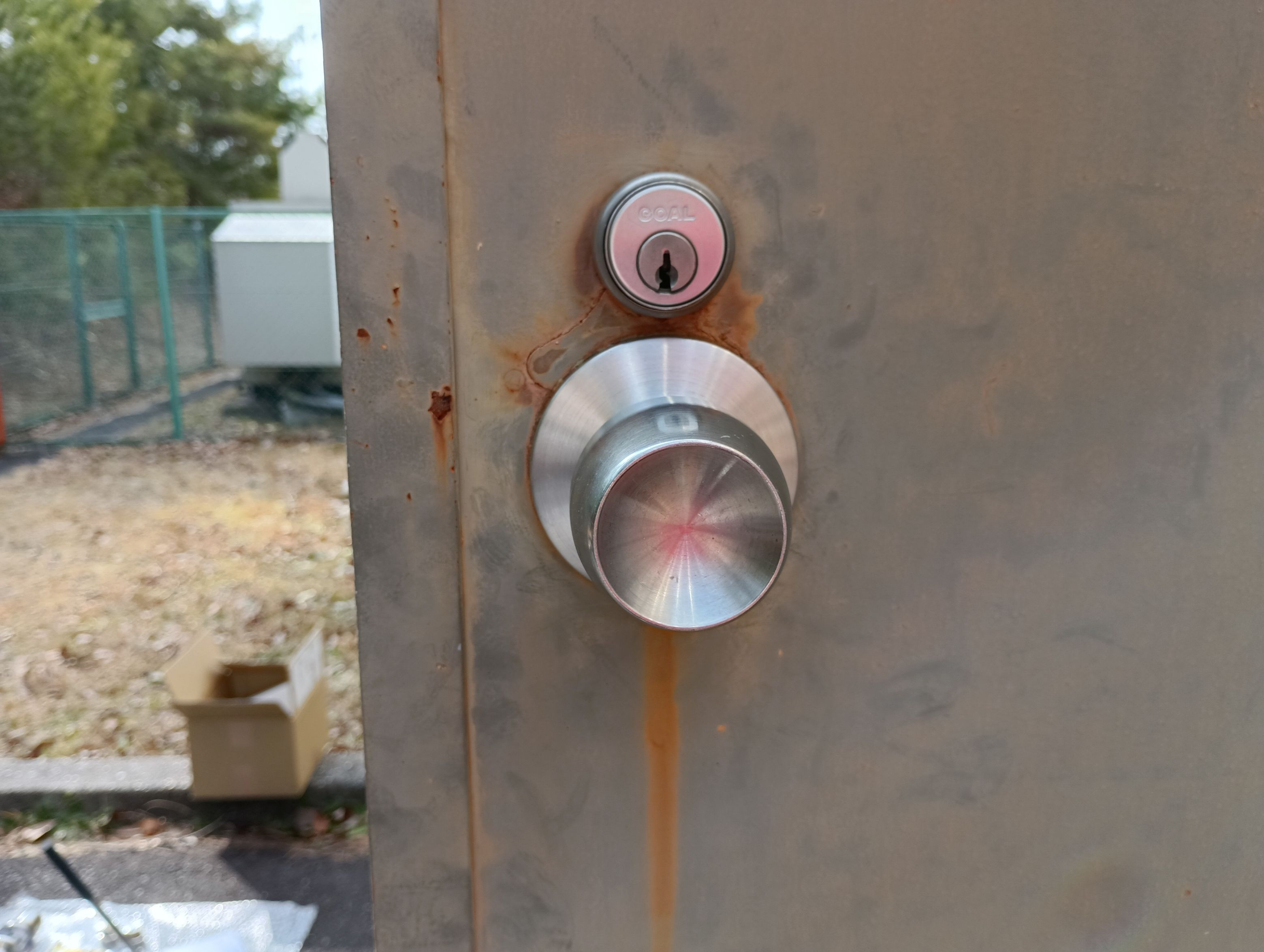 小島硝子の錆び付いてしまい施解錠ができなくなった鍵を交換工事。の施工前の写真1