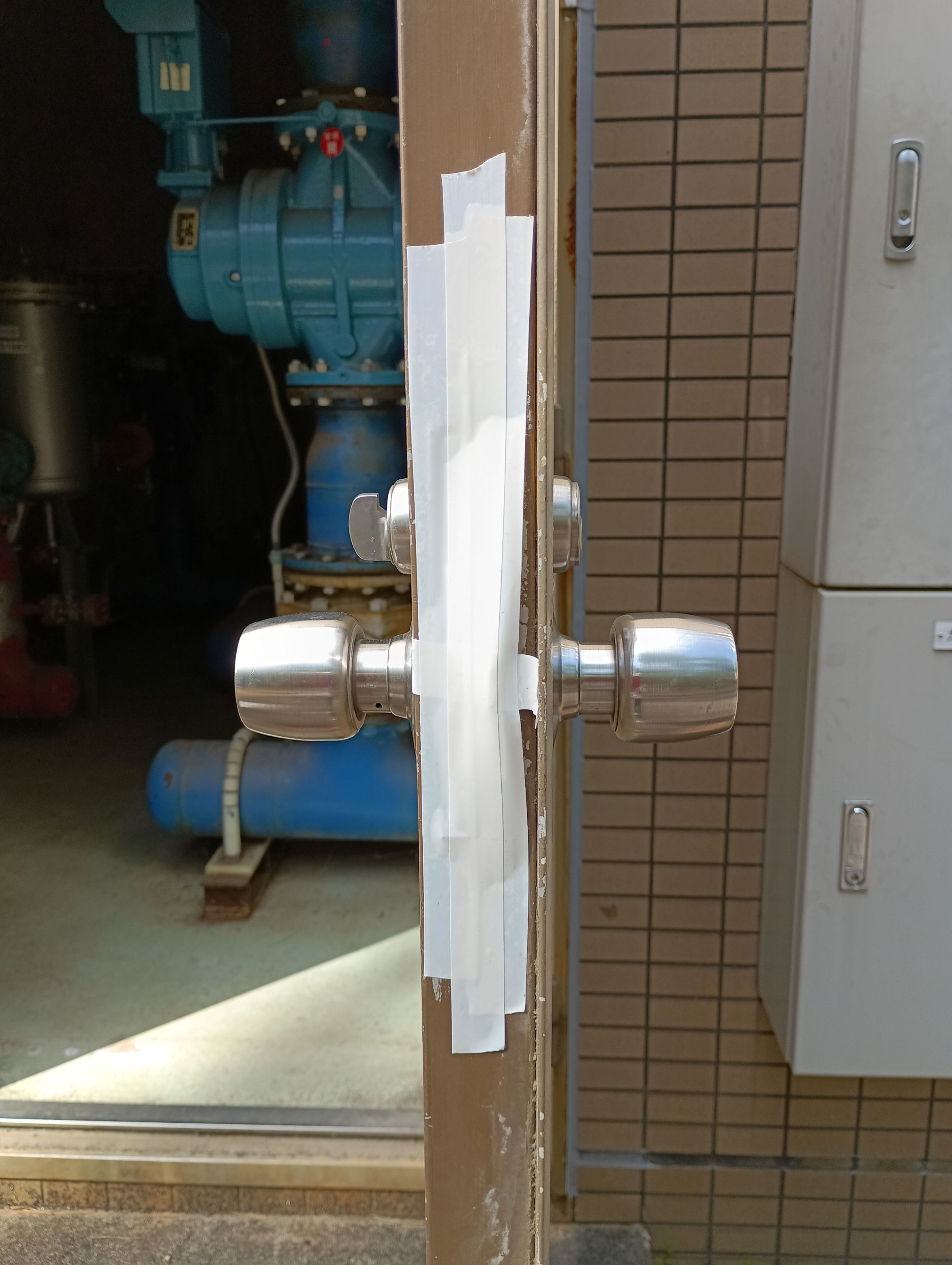 小島硝子の錆び付いてしまい施解錠ができなくなった鍵を交換工事。の施工前の写真2