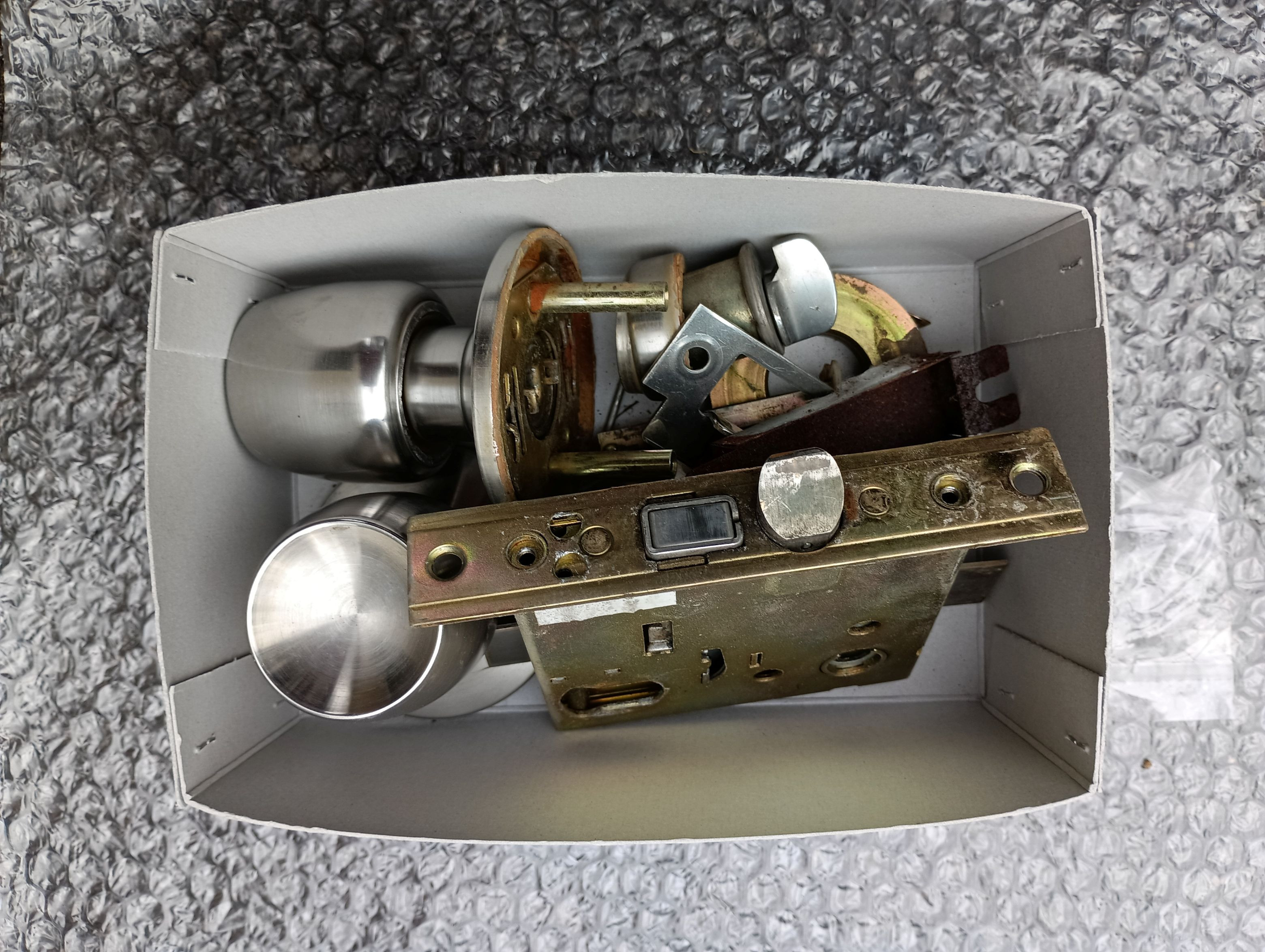 小島硝子の錆び付いてしまい施解錠ができなくなった鍵を交換工事。の施工前の写真3