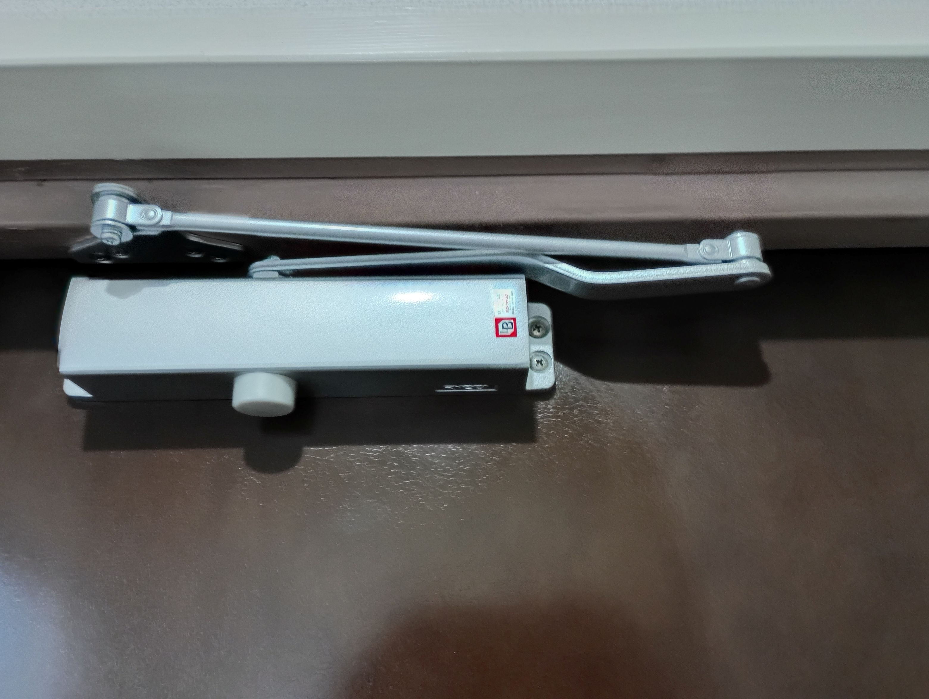 小島硝子の油漏れして故障したドアクーザを交換工事。の施工後の写真1