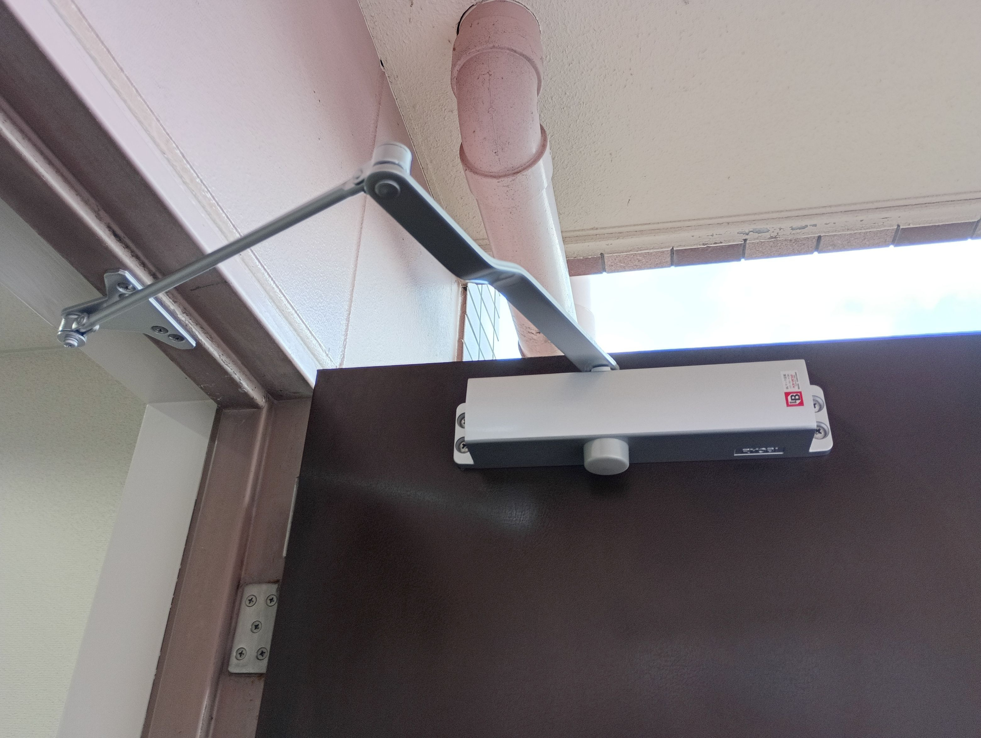 小島硝子の油漏れして故障したドアクーザを交換工事。の施工後の写真2