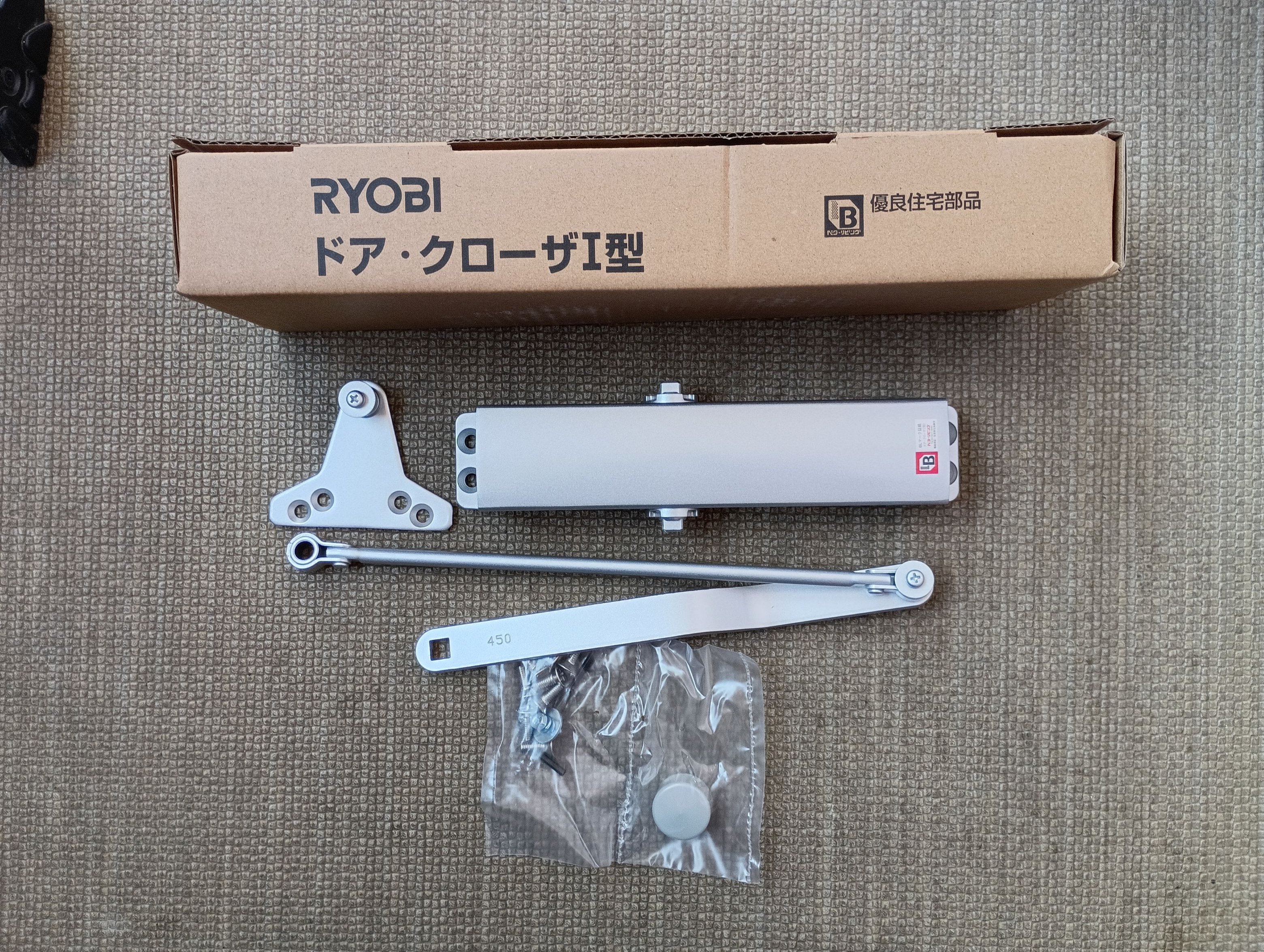 小島硝子の油漏れして故障したドアクーザを交換工事。の施工後の写真3