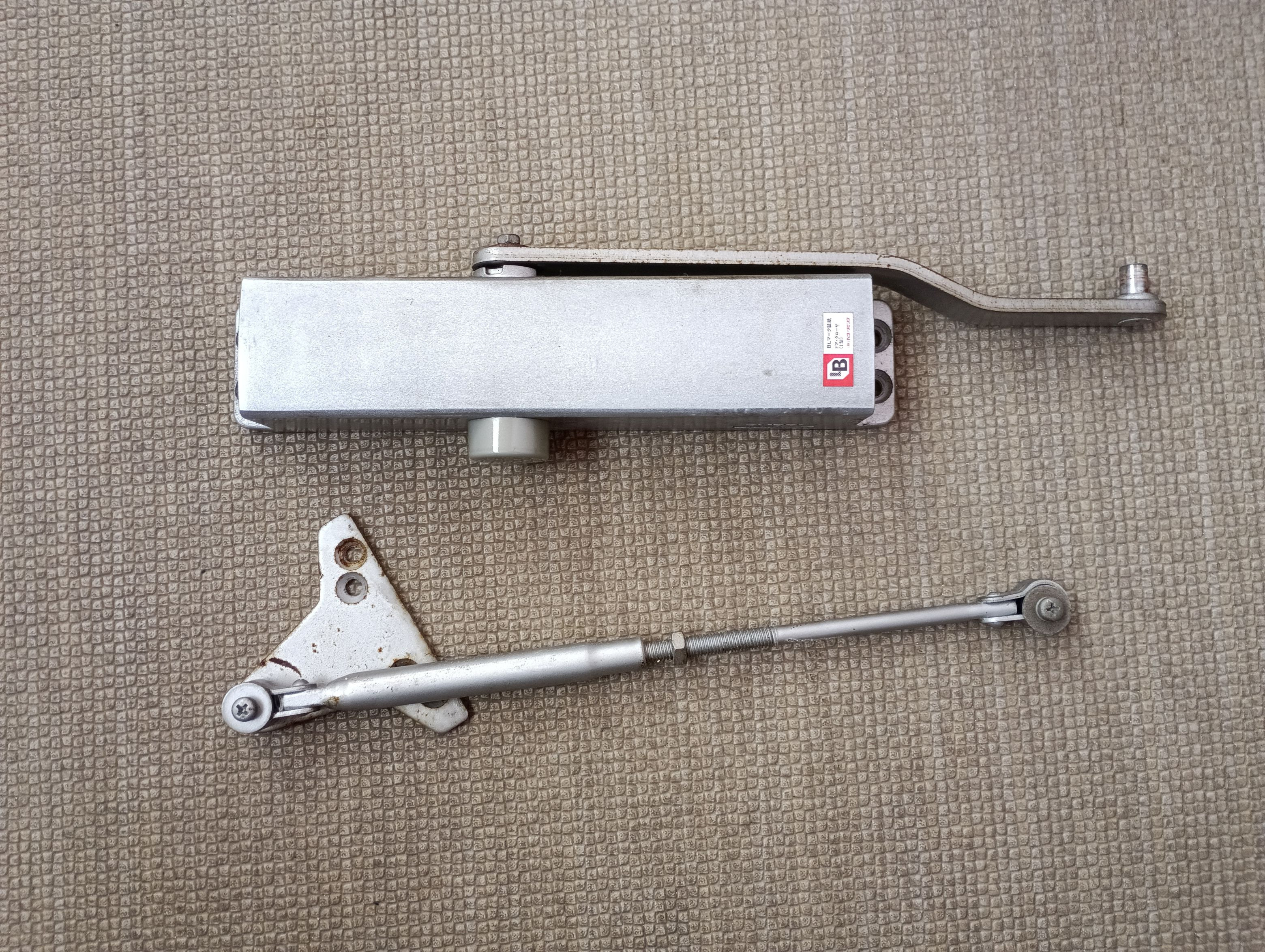 小島硝子の油漏れして故障したドアクーザを交換工事。の施工前の写真3