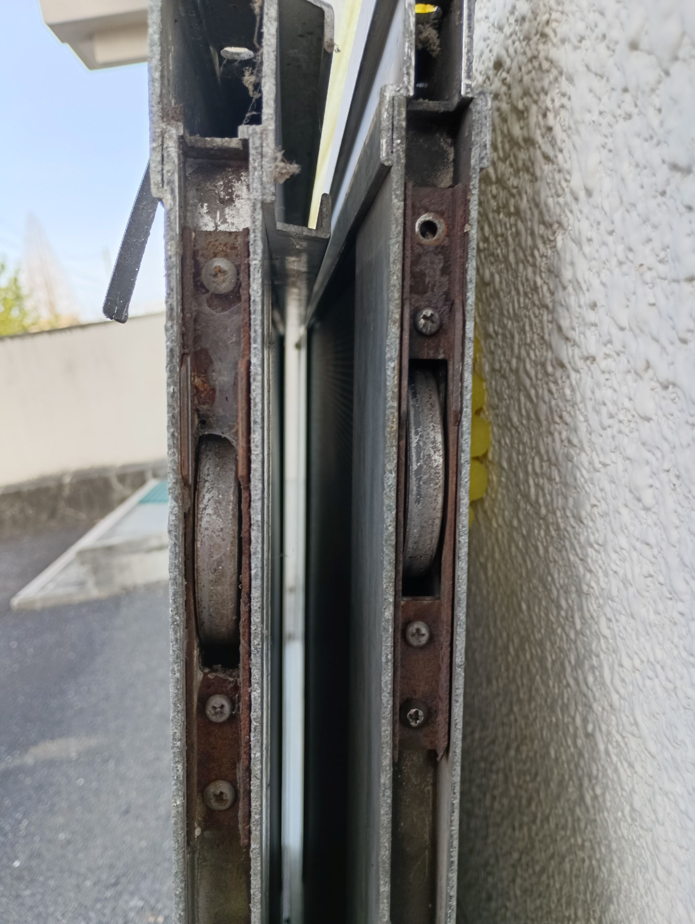 小島硝子の古くて動きが悪くなった戸車を交換工事。の施工前の写真1