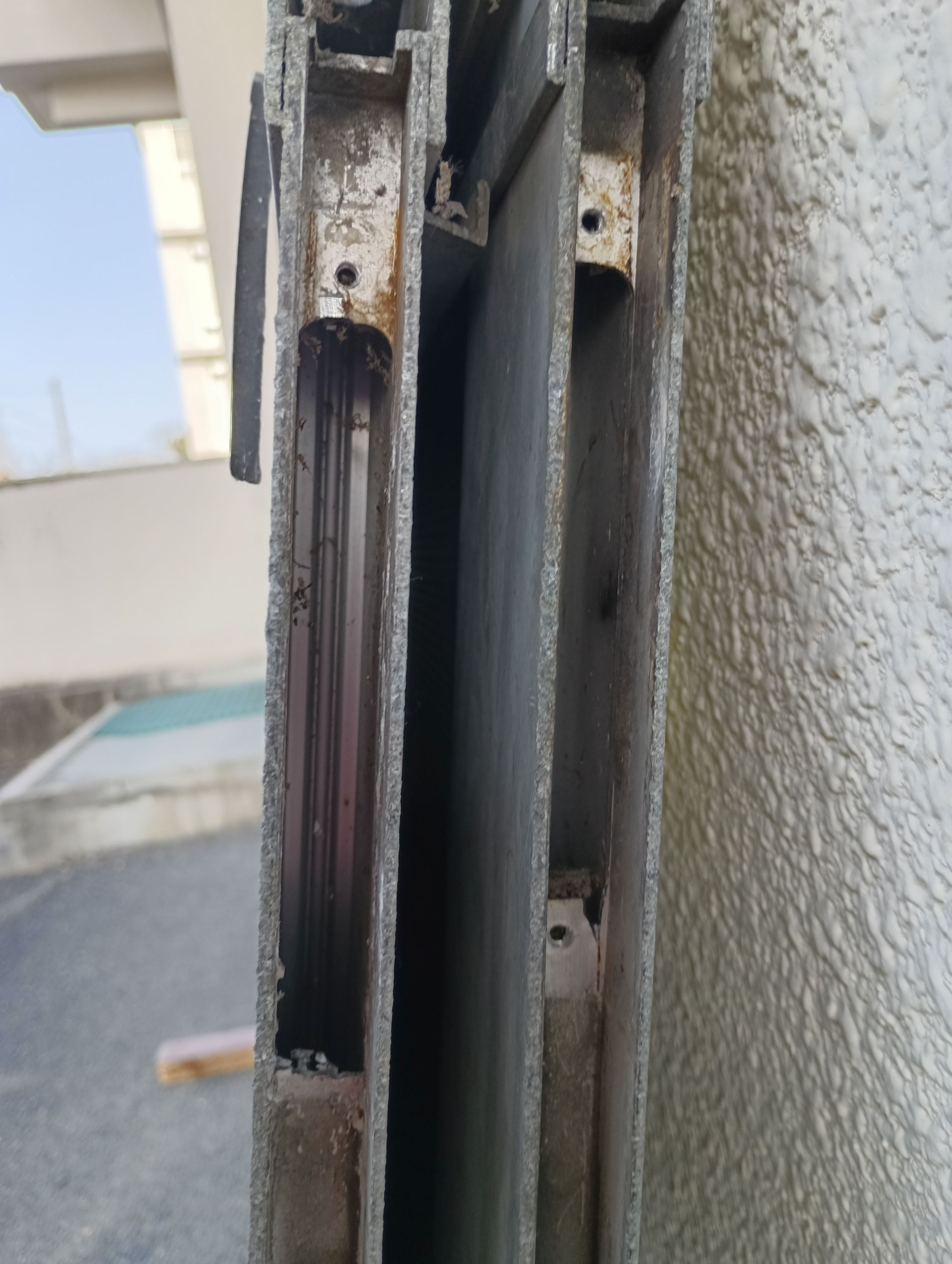 小島硝子の古くて動きが悪くなった戸車を交換工事。の施工前の写真2