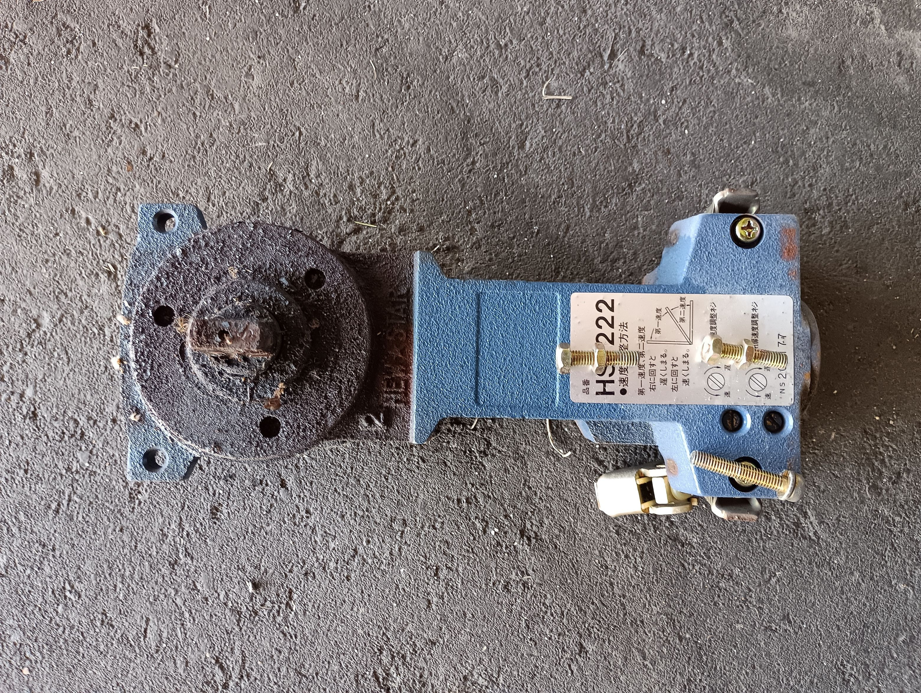 小島硝子の油漏れして開閉が困難になったﾌﾛｱｰﾋﾝｼﾞを交換工事。の施工前の写真3