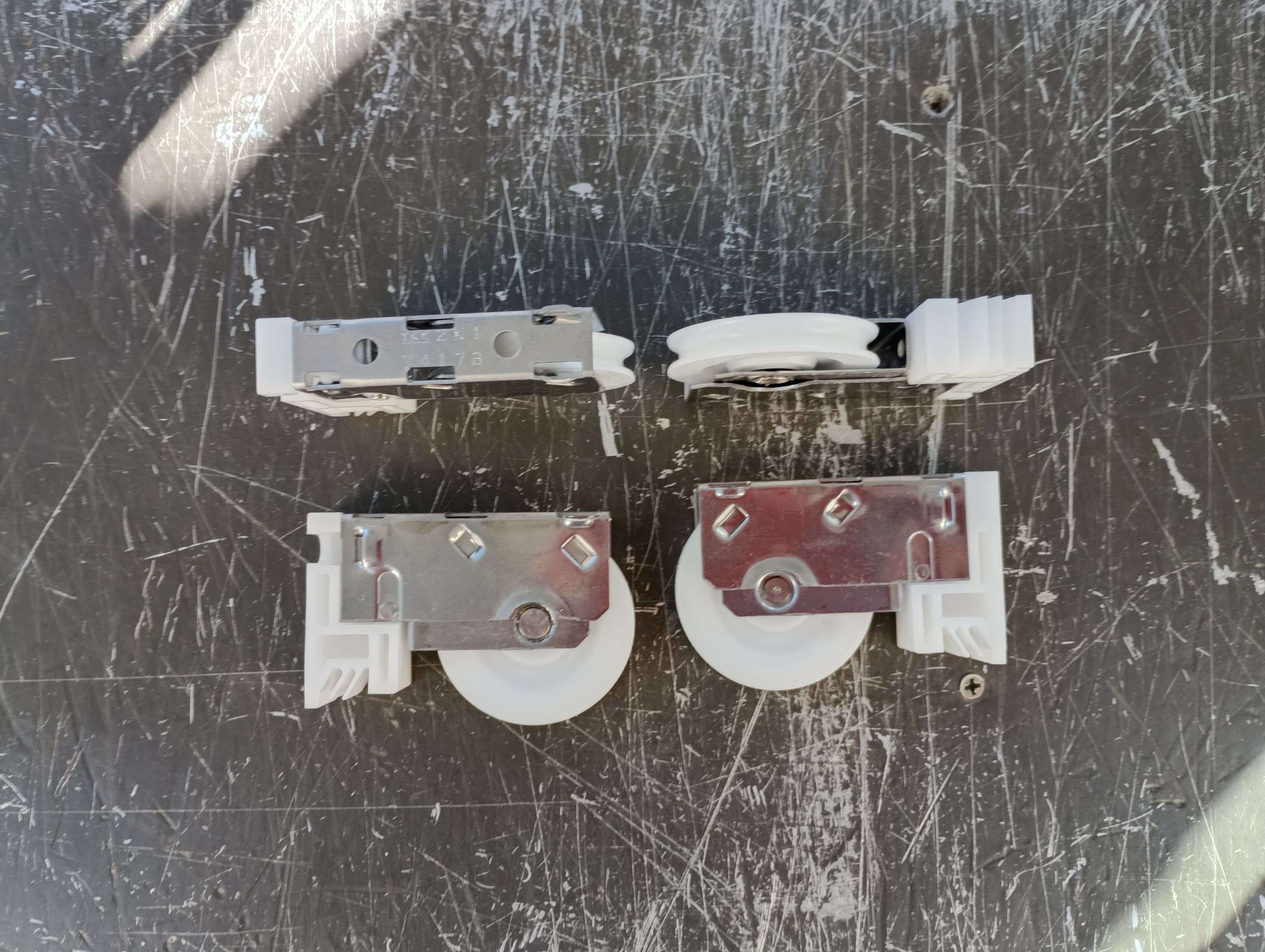 小島硝子の破損して動きが悪くなった戸車を交換。の施工後の写真1