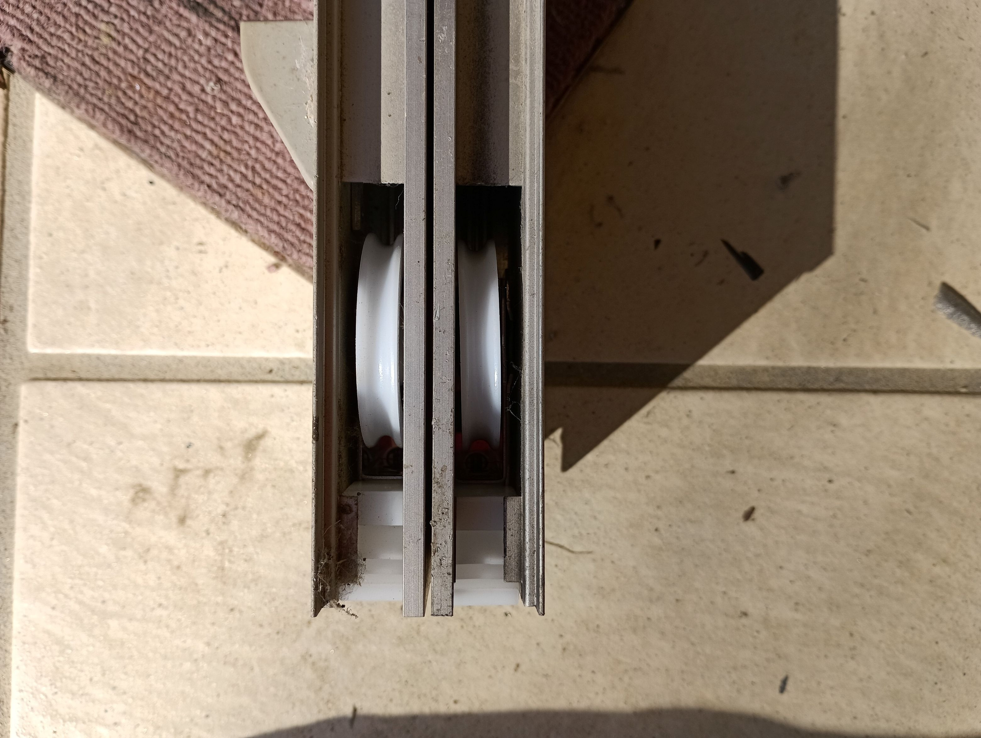 小島硝子の破損して動きが悪くなった戸車を交換。の施工後の写真2