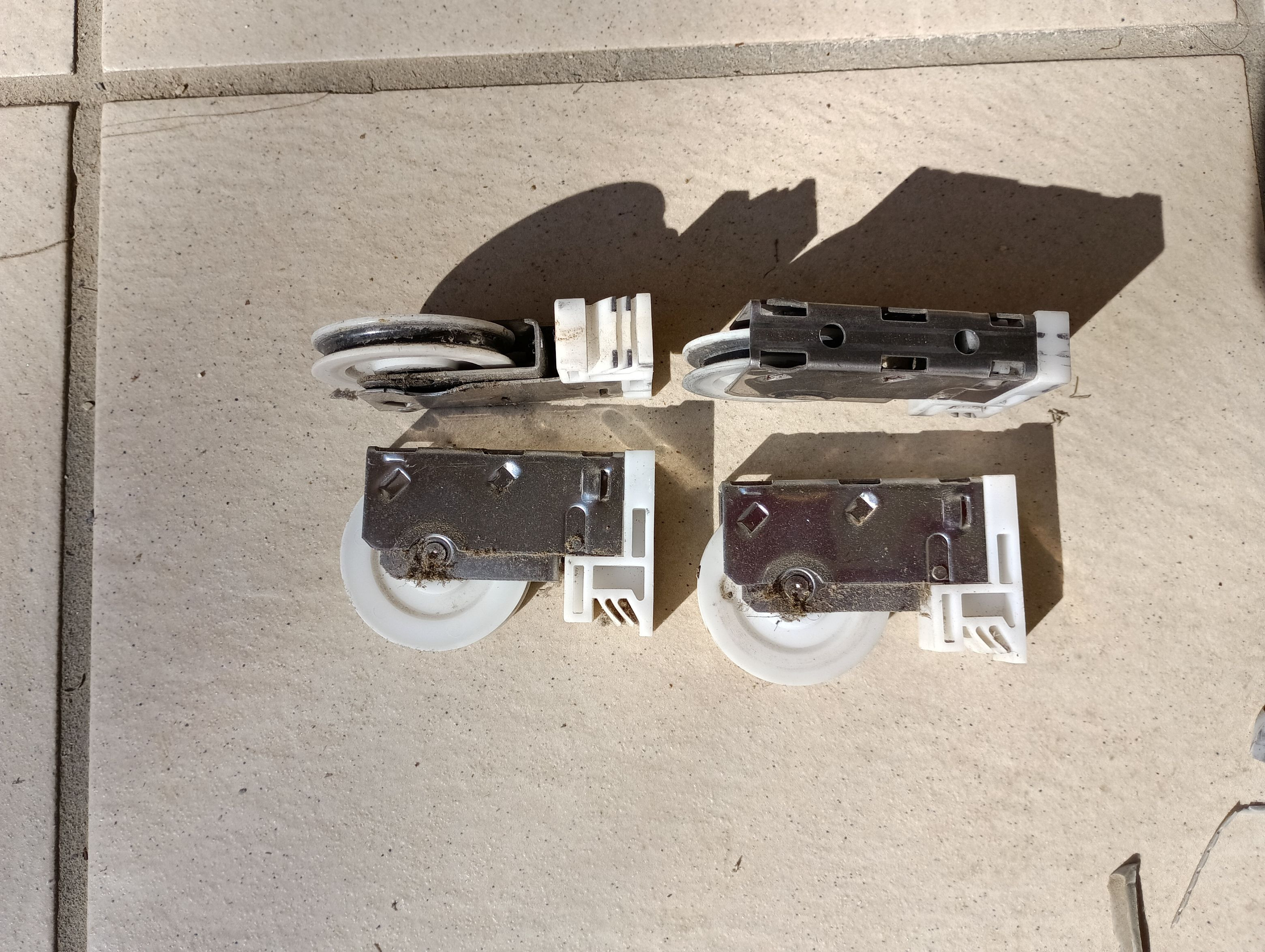 小島硝子の破損して動きが悪くなった戸車を交換。の施工前の写真1